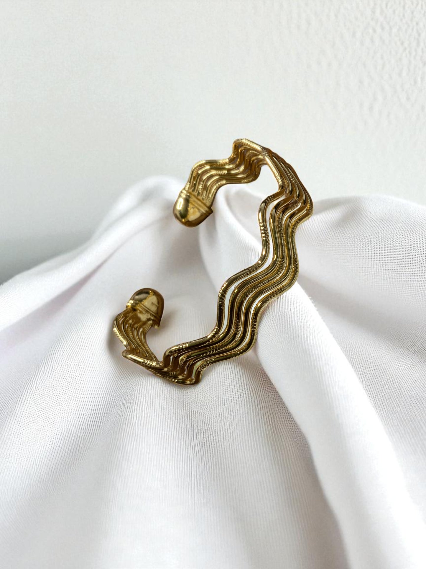 GOLDEN WAVE TEXTURED OPEN CUFF