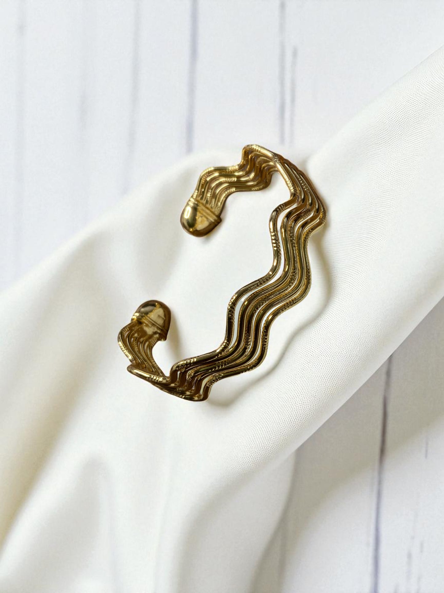 GOLDEN WAVE TEXTURED OPEN CUFF