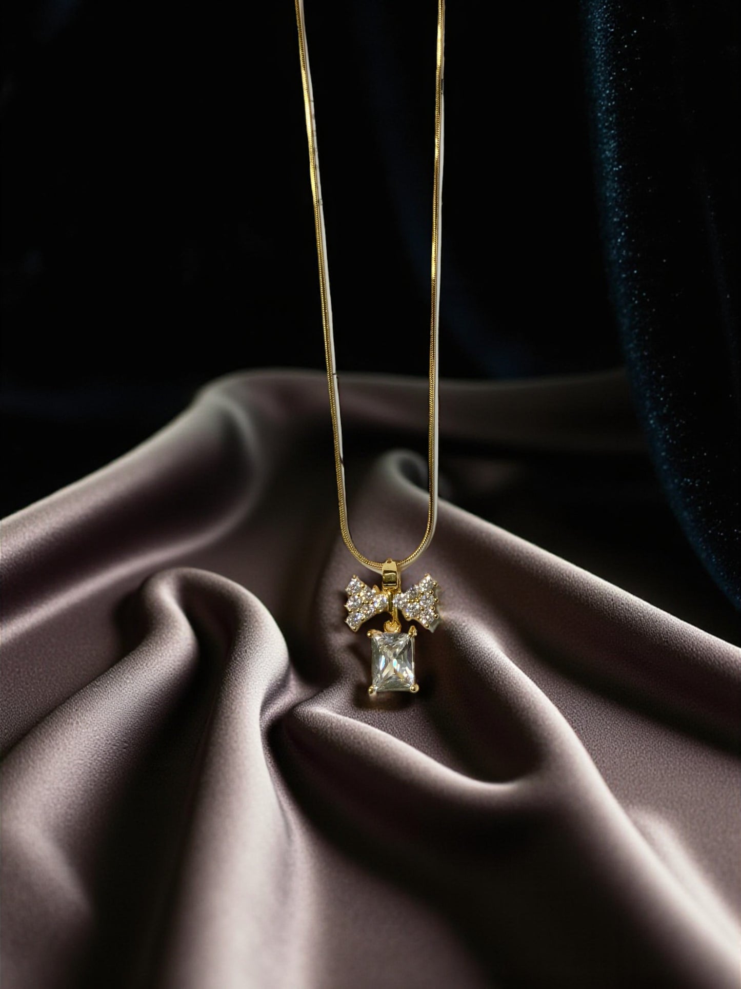 GOLDEN BOW PENDANT NECKLACE