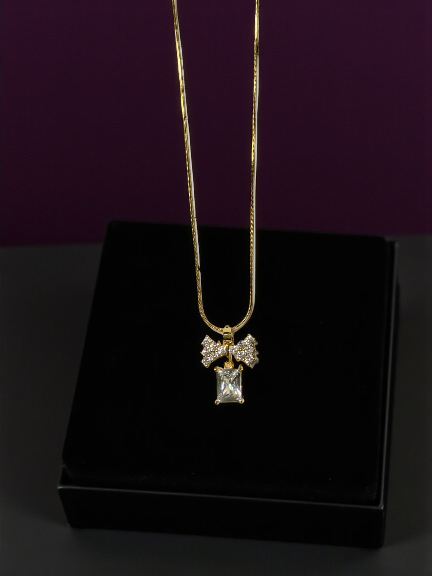 GOLDEN BOW PENDANT NECKLACE