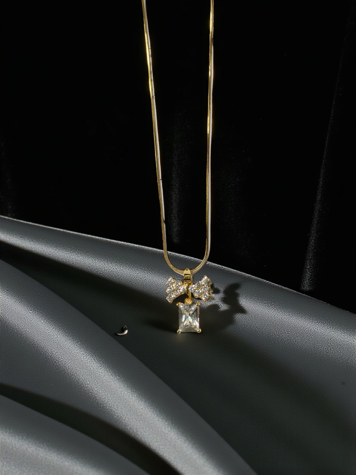 GOLDEN BOW PENDANT NECKLACE