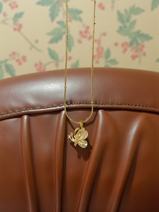 Halskette mit Schmetterlingsanhänger