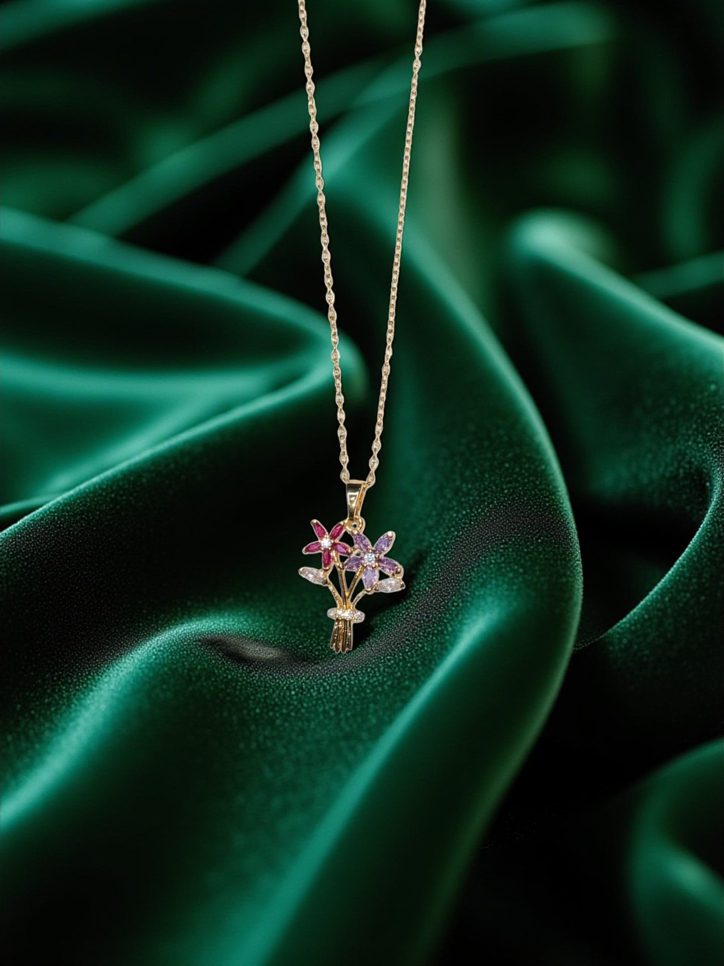 BLOOMING BOUQUET PENDANT NECKLACE