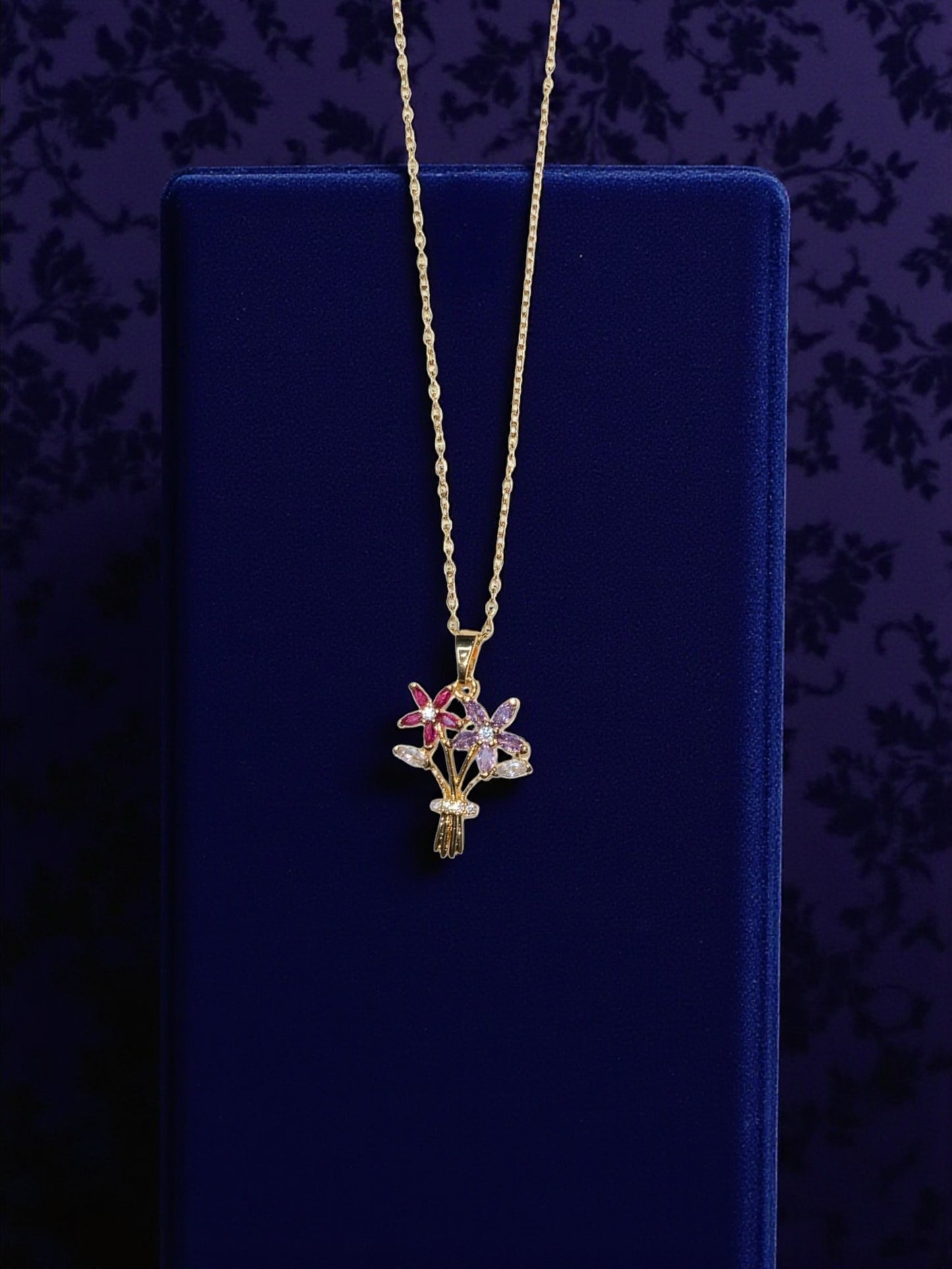 BLOOMING BOUQUET PENDANT NECKLACE