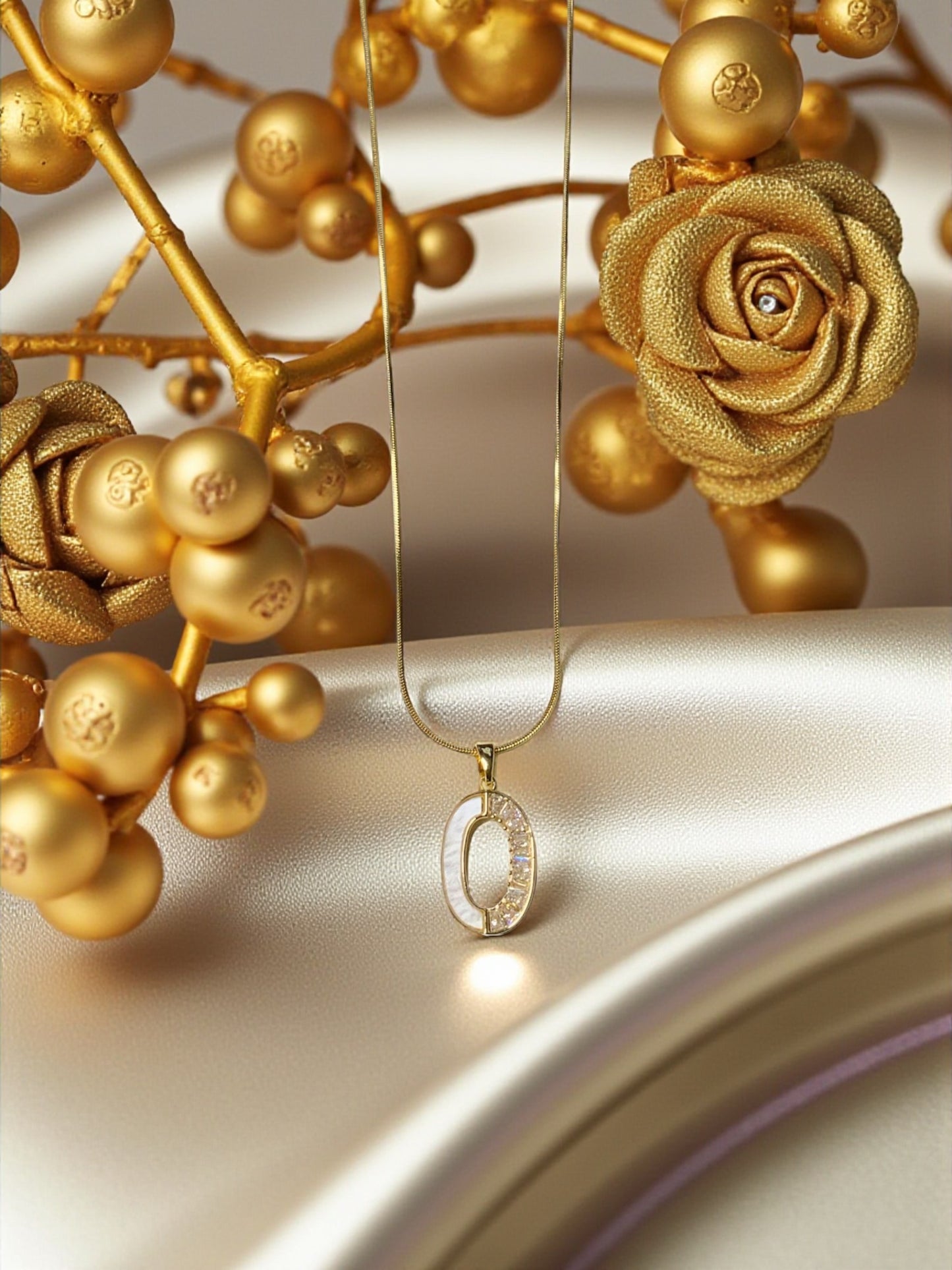 GOLD OVAL PENDANT NECKLACE