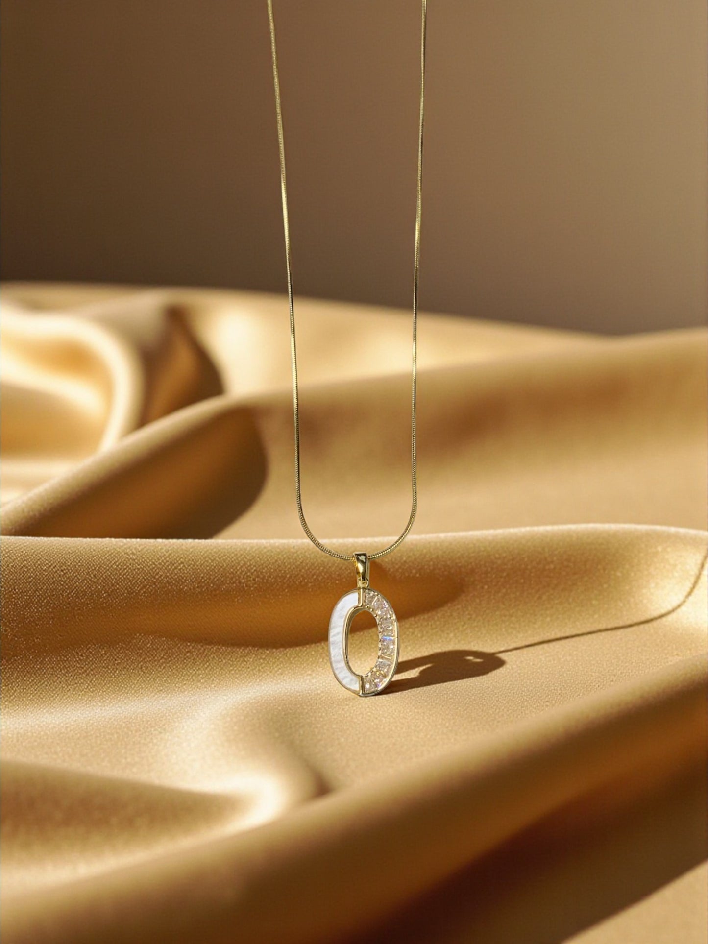 GOLD OVAL PENDANT NECKLACE