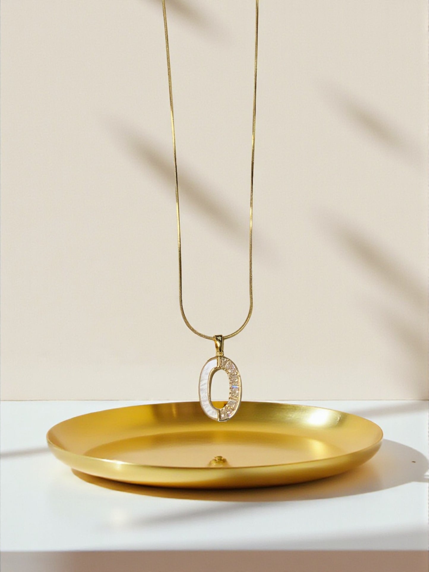 GOLD OVAL PENDANT NECKLACE