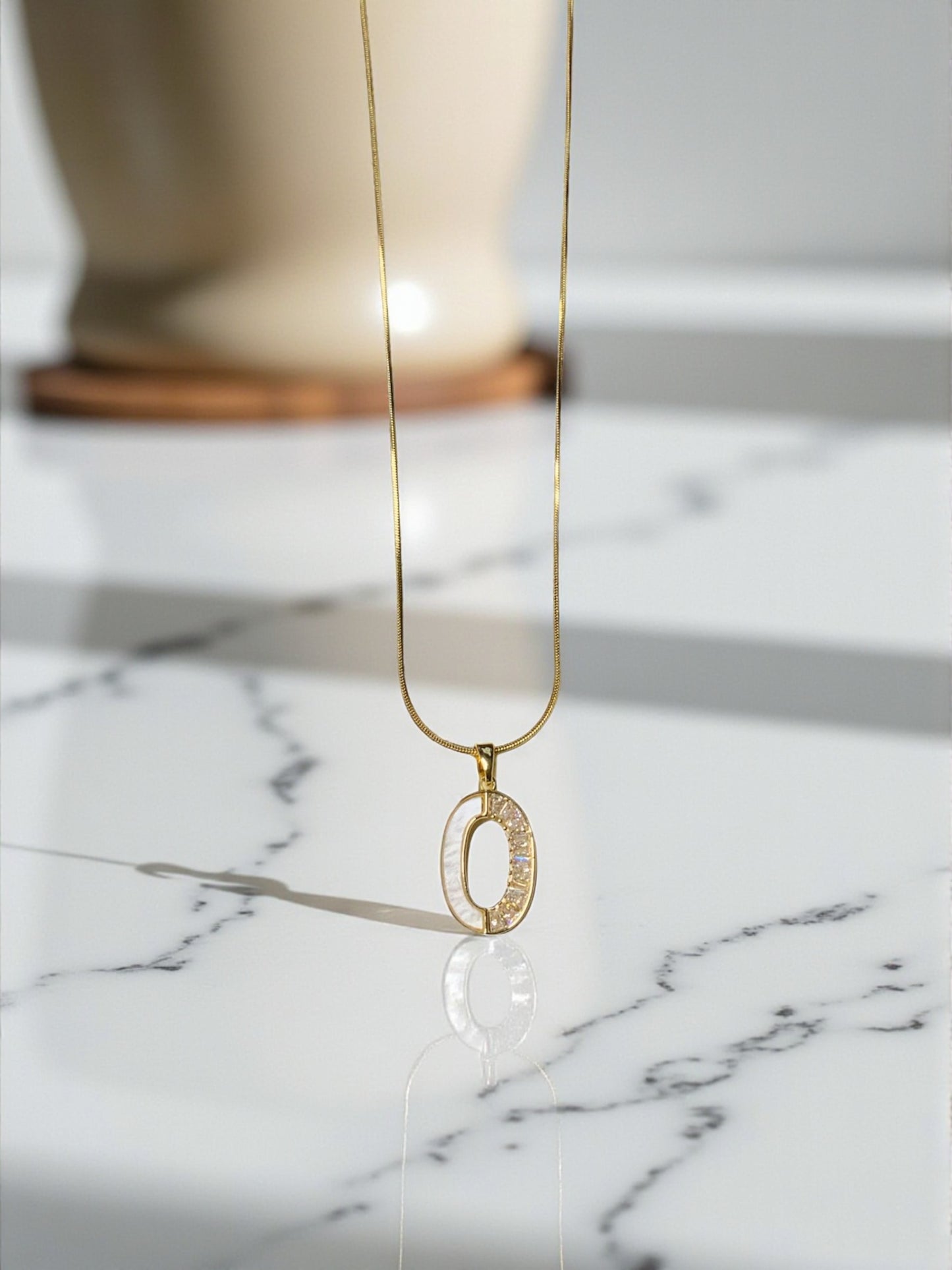 GOLD OVAL PENDANT NECKLACE