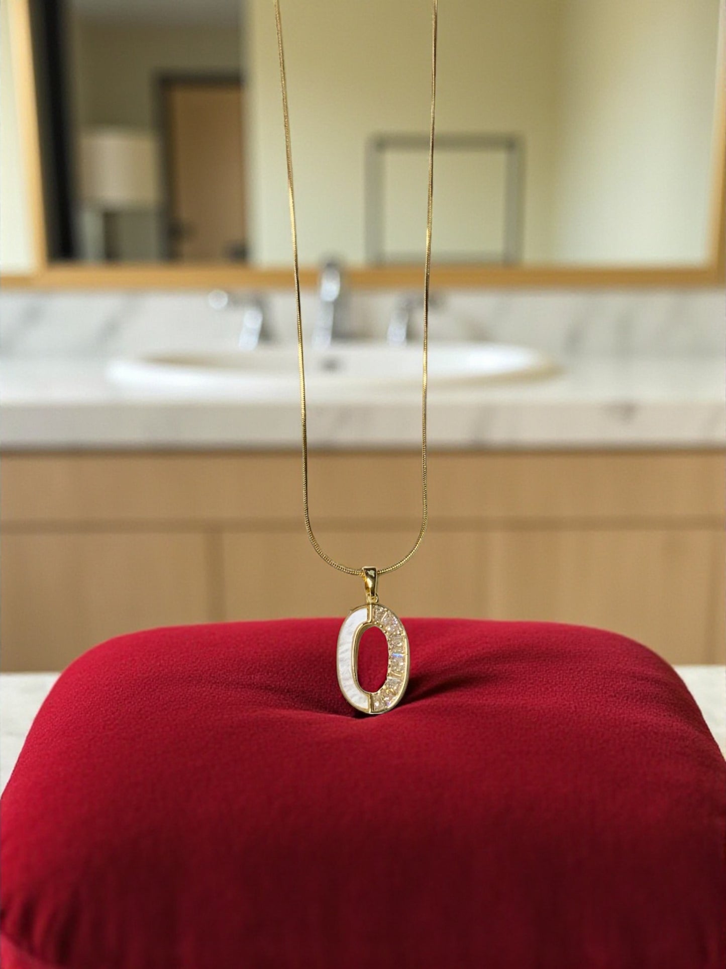 GOLD OVAL PENDANT NECKLACE