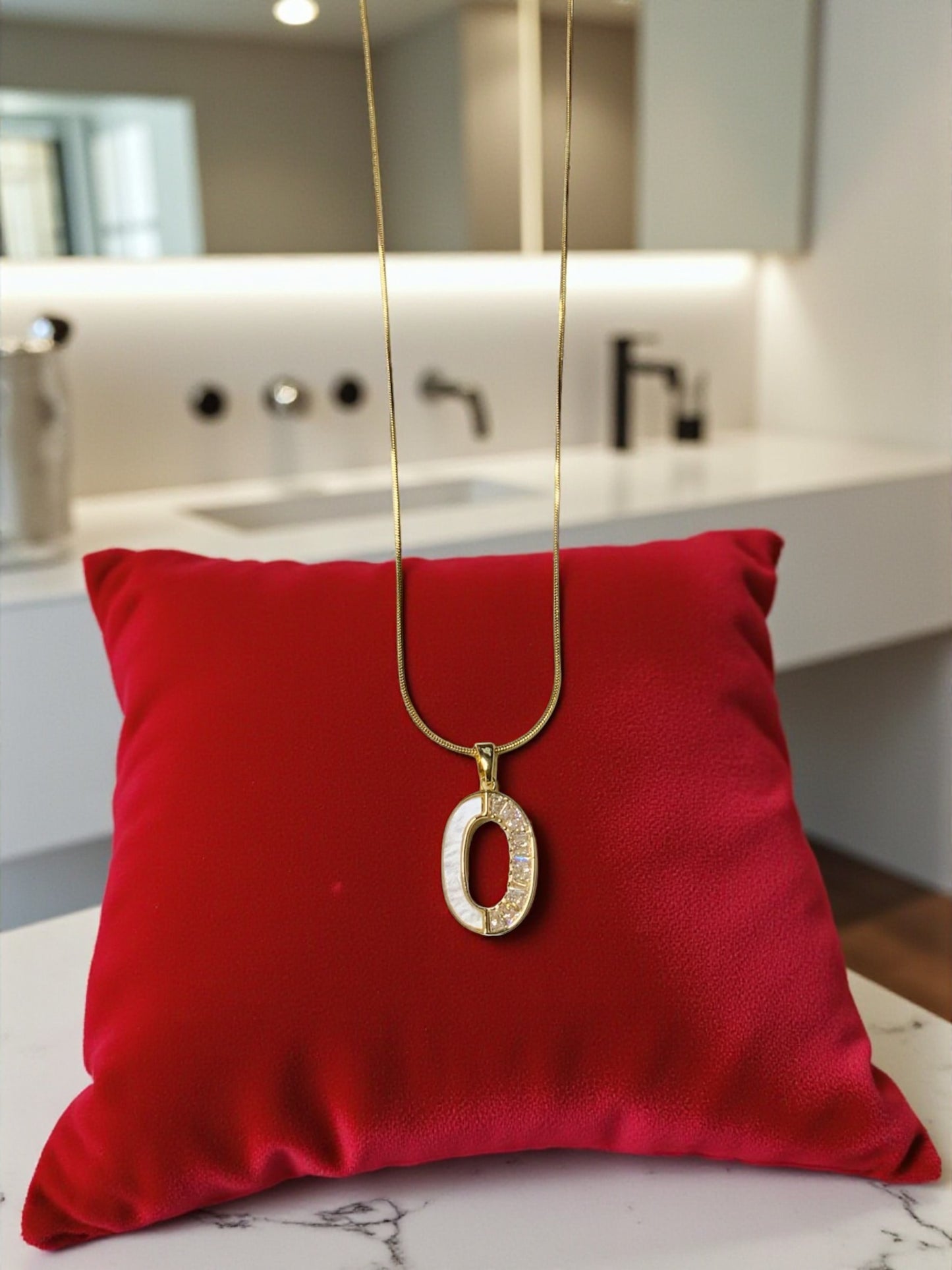 GOLD OVAL PENDANT NECKLACE