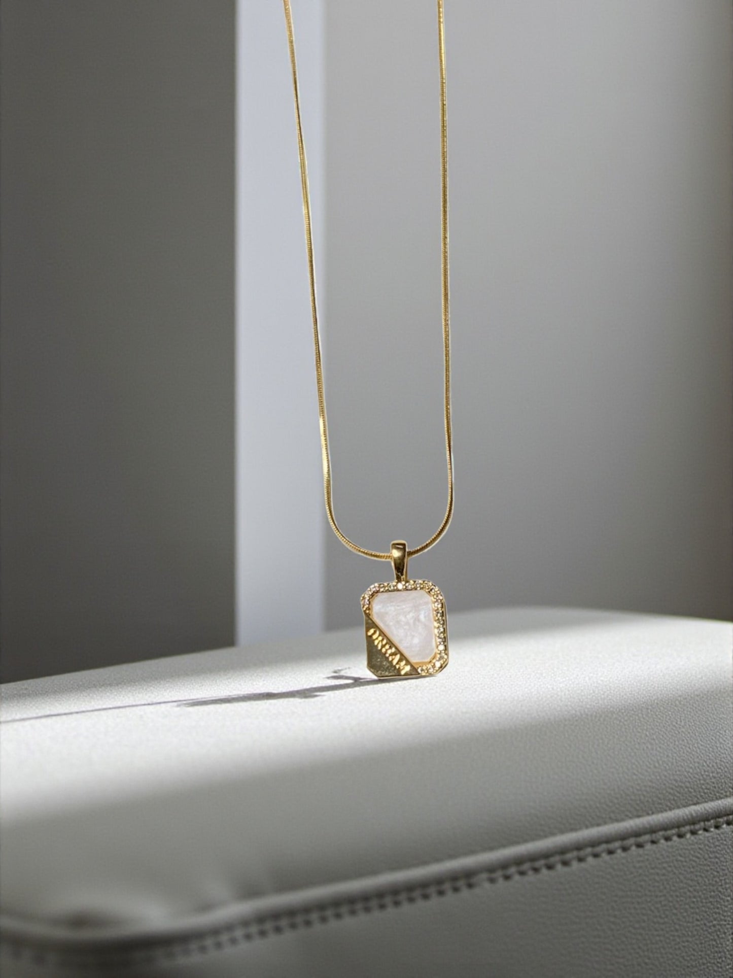 GOLDENE HALSKETTE MIT QUADRATISCHEM ANHÄNGER