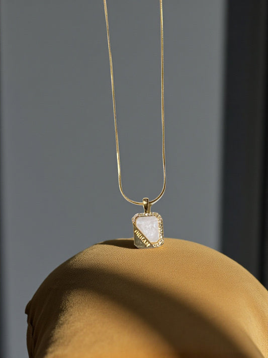 GOLDENE HALSKETTE MIT QUADRATISCHEM ANHÄNGER