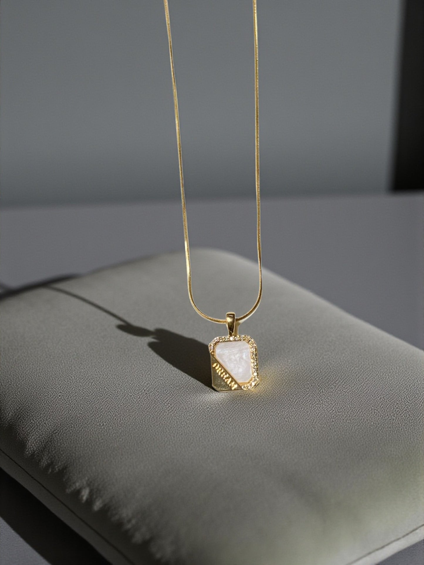 GOLDENE HALSKETTE MIT QUADRATISCHEM ANHÄNGER