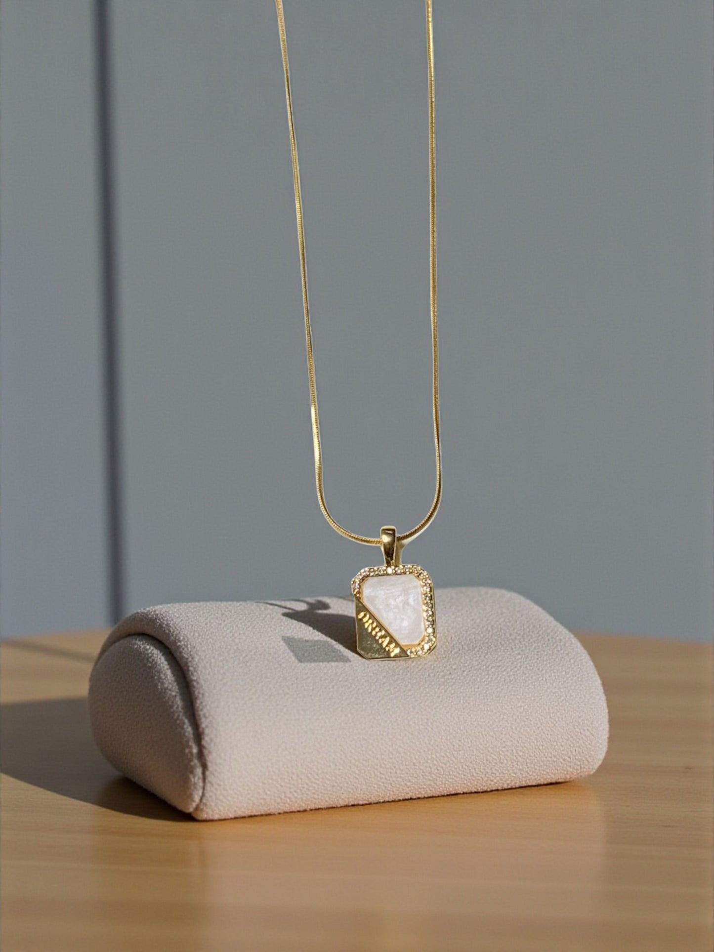 GOLDENE HALSKETTE MIT QUADRATISCHEM ANHÄNGER