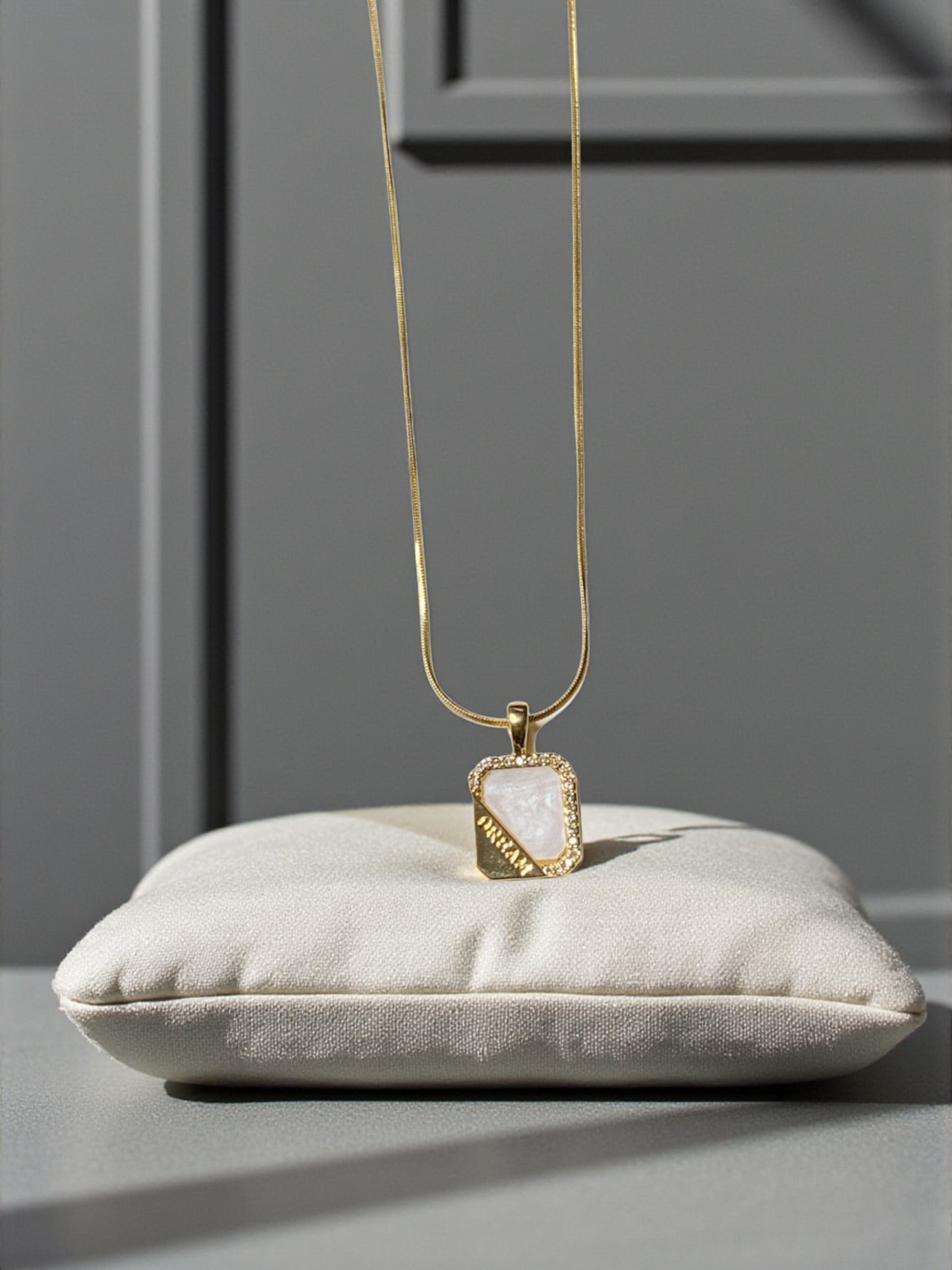 GOLDENE HALSKETTE MIT QUADRATISCHEM ANHÄNGER