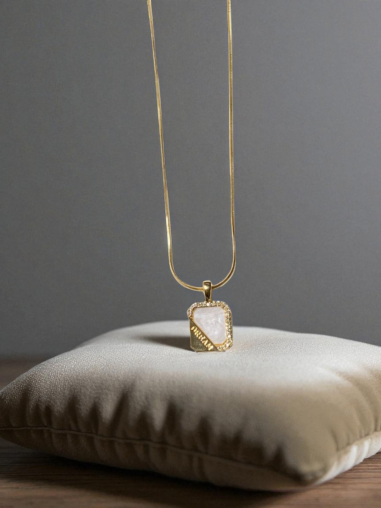 GOLDENE HALSKETTE MIT QUADRATISCHEM ANHÄNGER