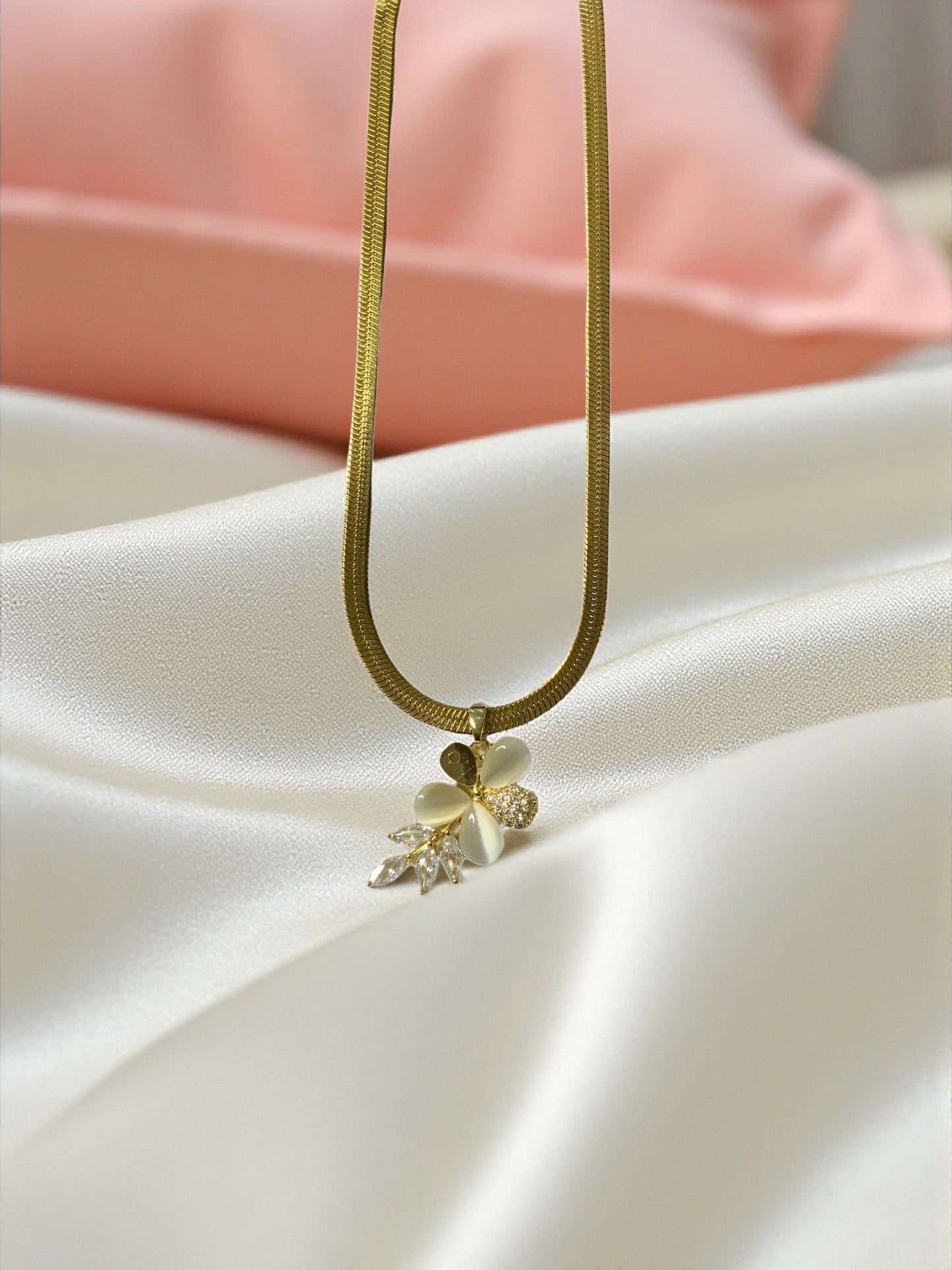 FLORAL PENDANT NECKLACE