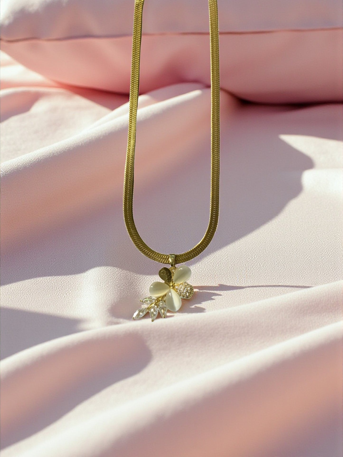 FLORAL PENDANT NECKLACE