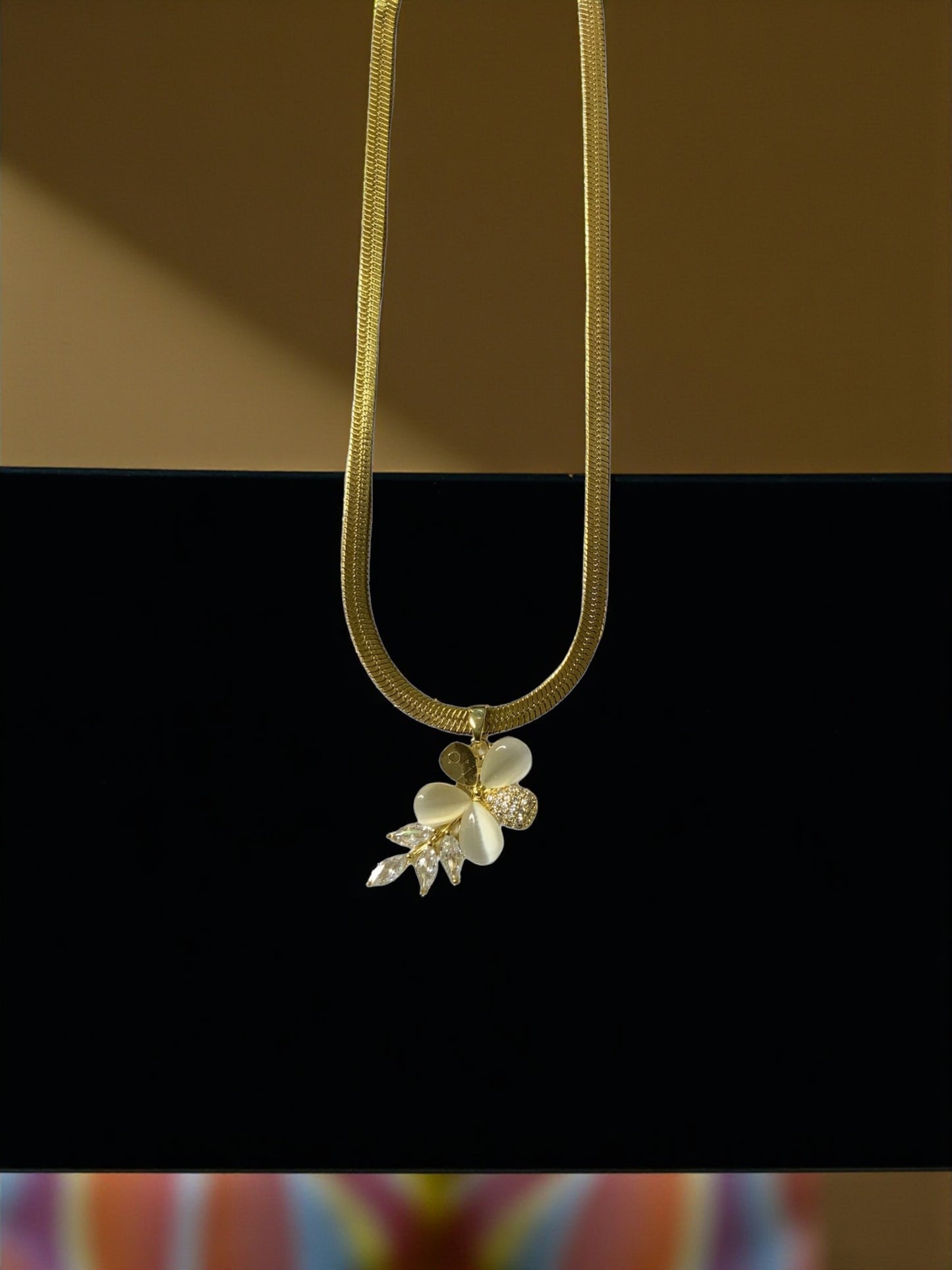FLORAL PENDANT NECKLACE
