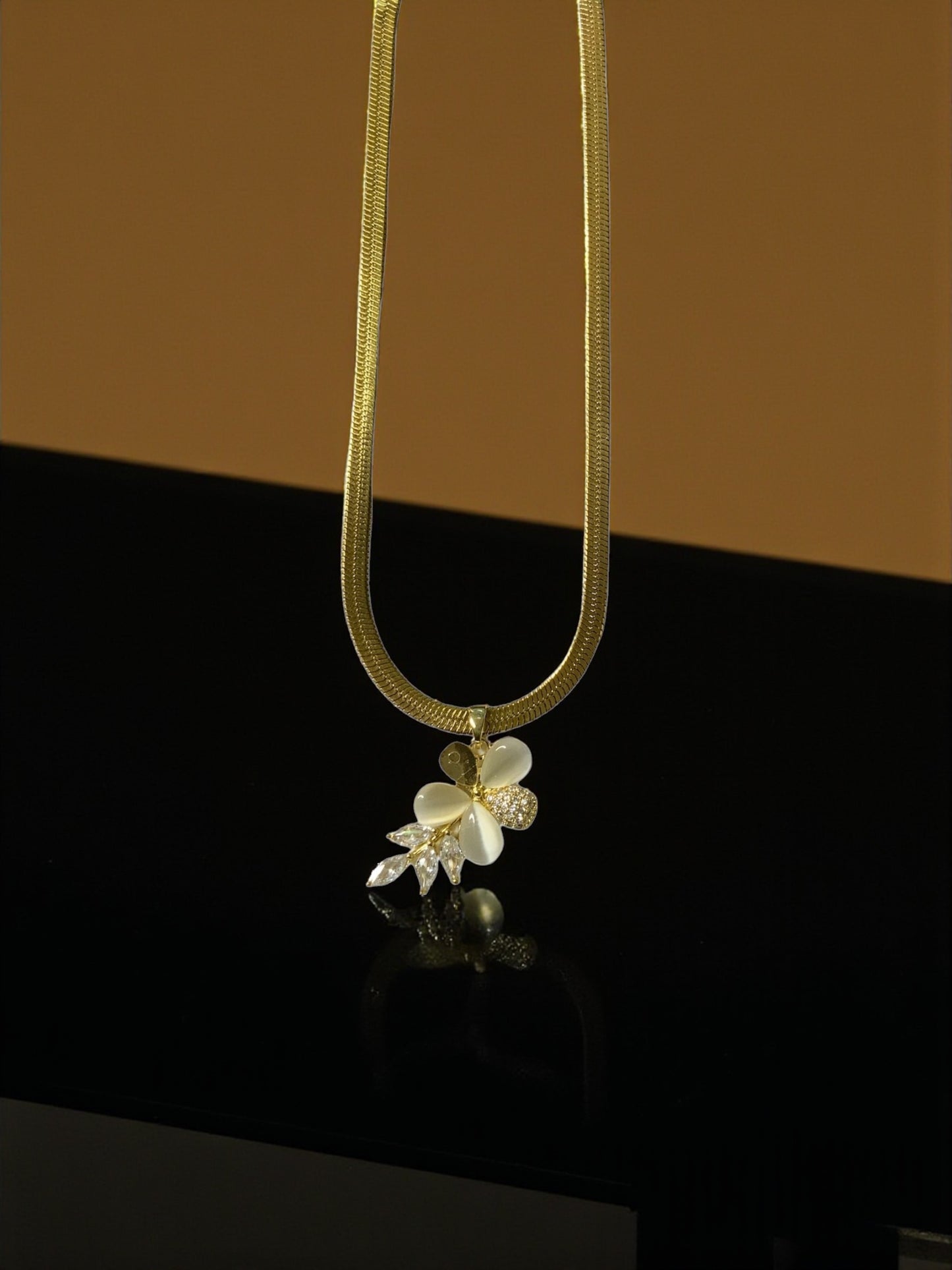 FLORAL PENDANT NECKLACE