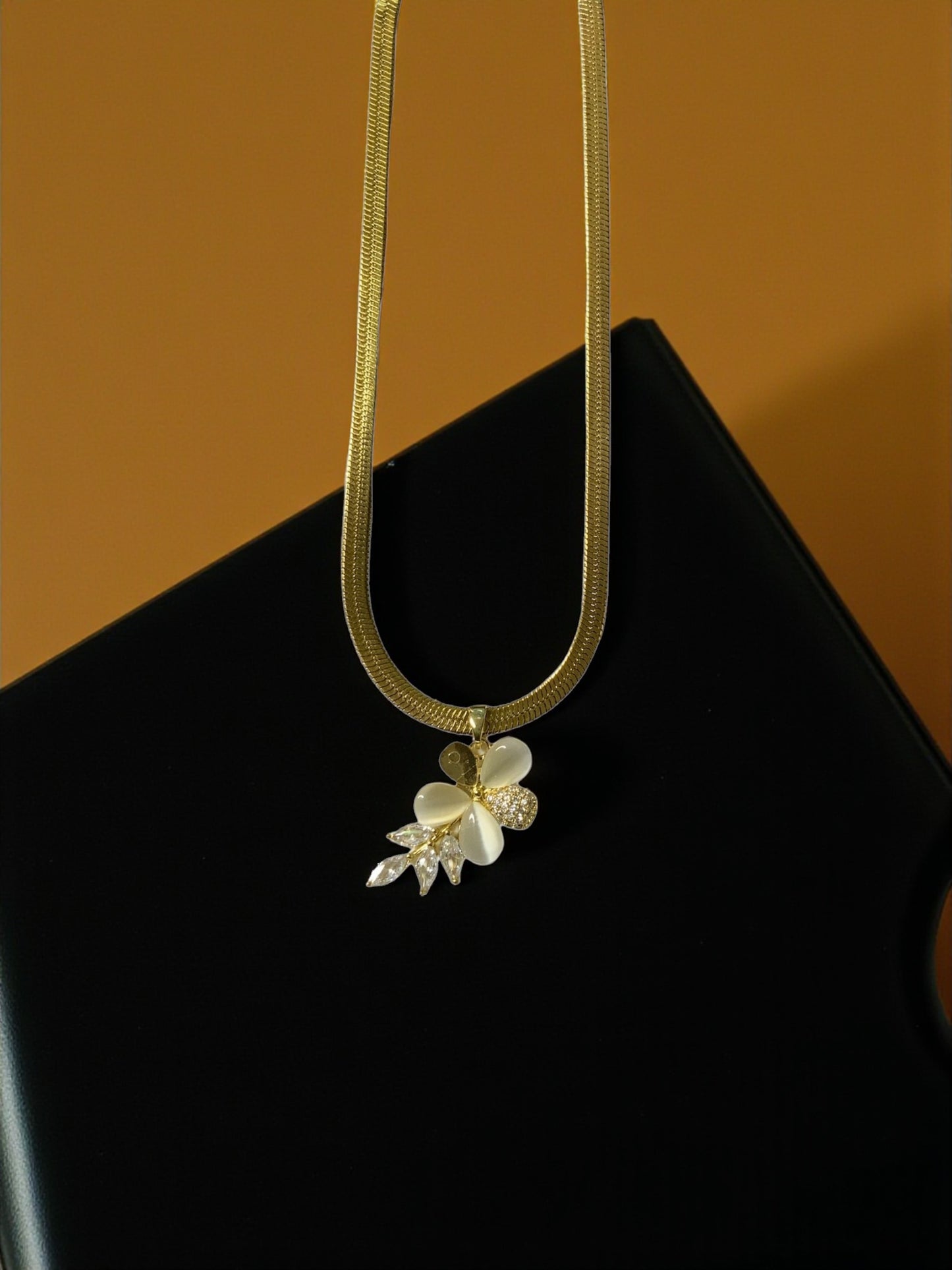 FLORAL PENDANT NECKLACE