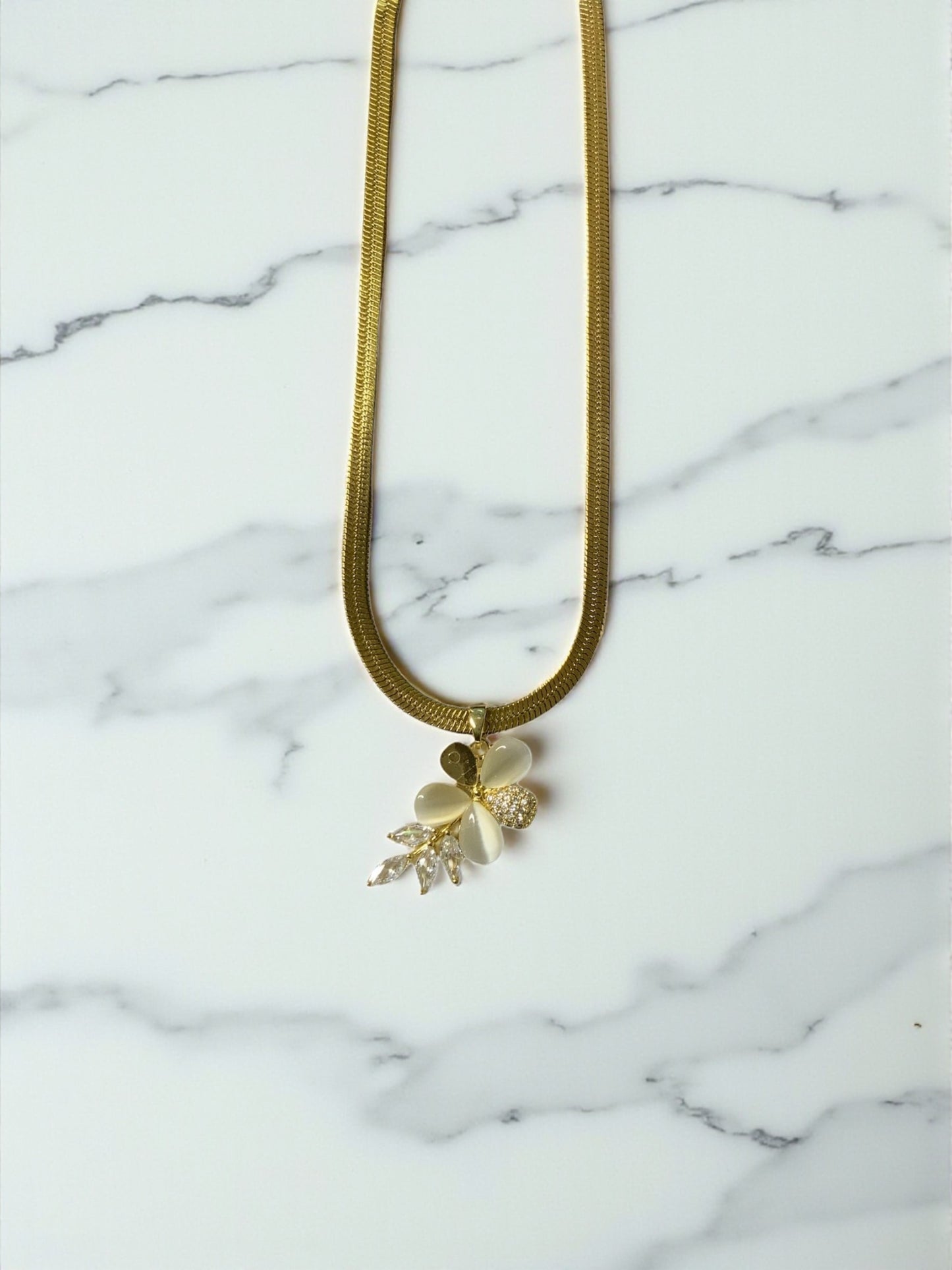 FLORAL PENDANT NECKLACE