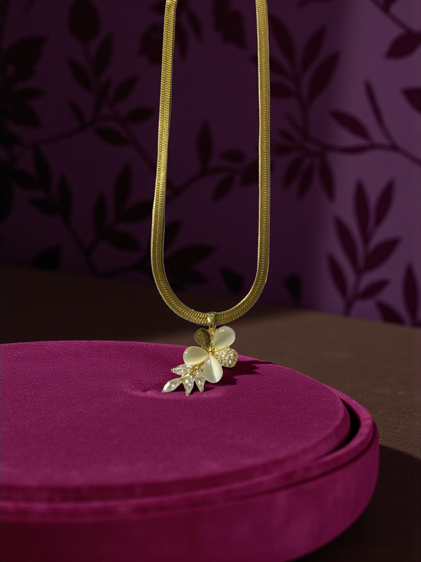 FLORAL PENDANT NECKLACE