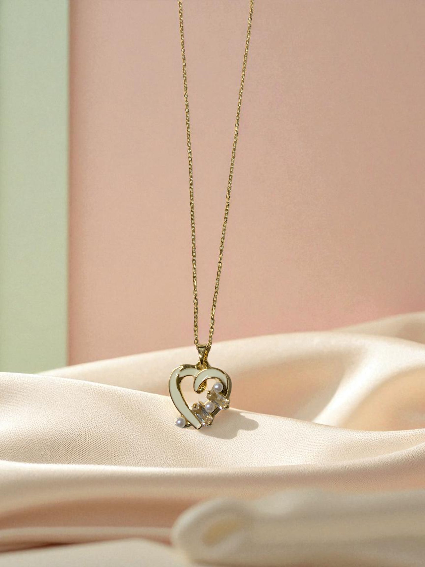 GOLDEN HEART PEARL PENDANT NECKLACE