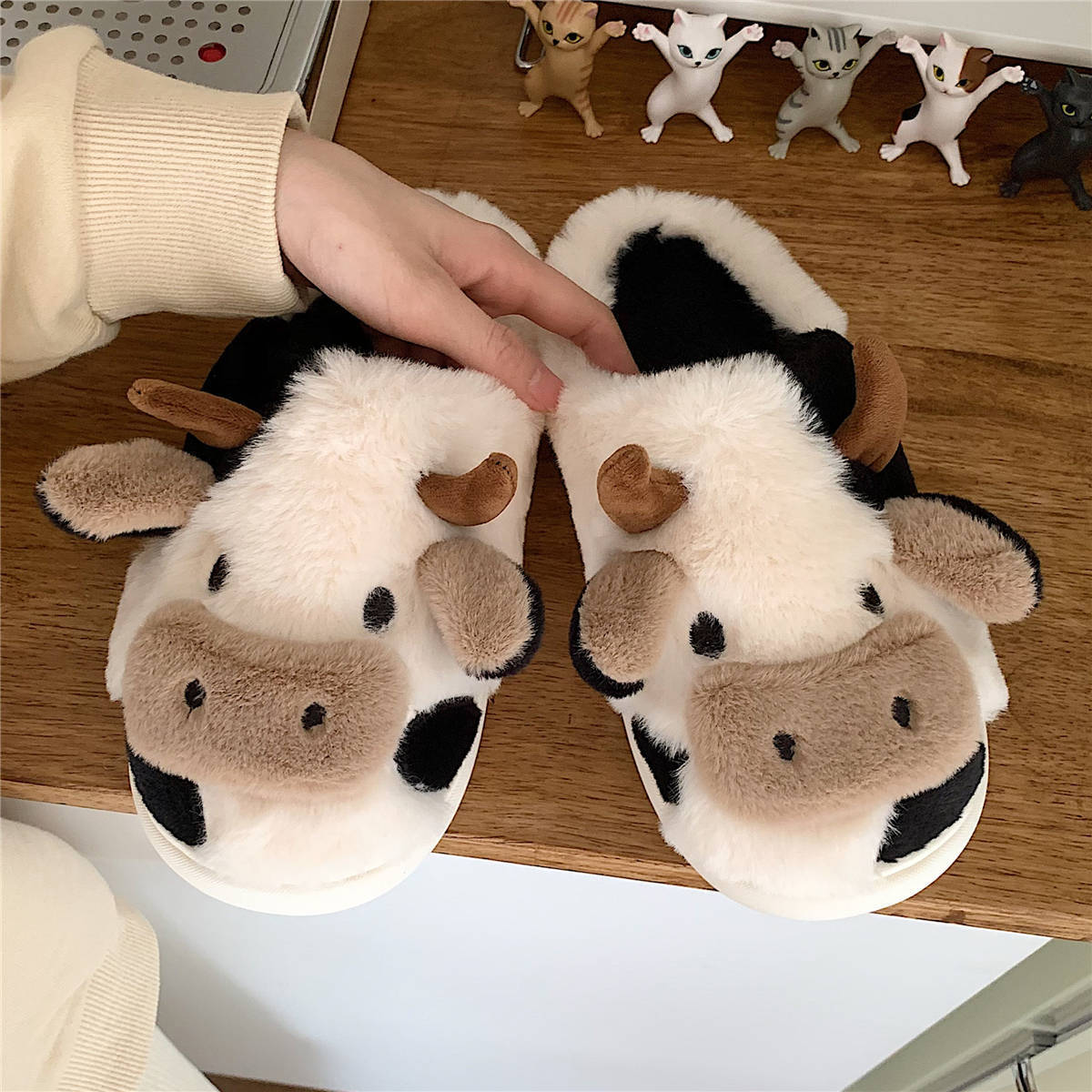 CUTE PLUSH COW SLIPPERS
