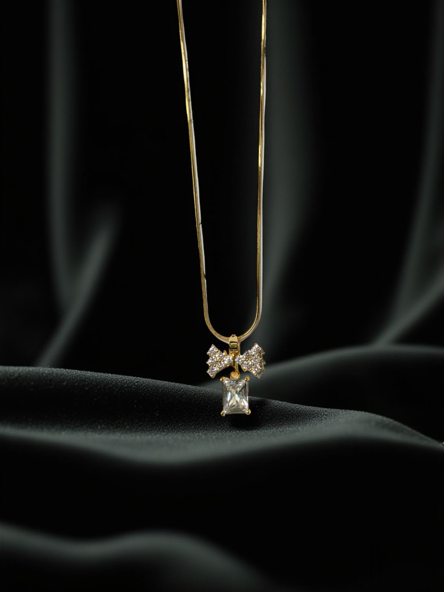 GOLDEN BOW PENDANT NECKLACE