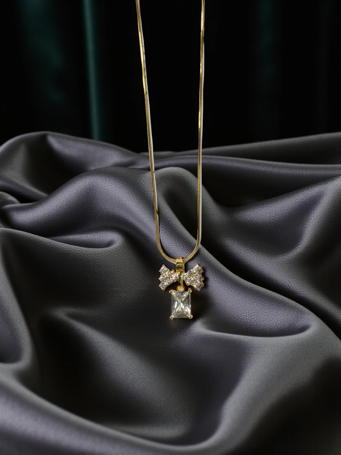 GOLDEN BOW PENDANT NECKLACE