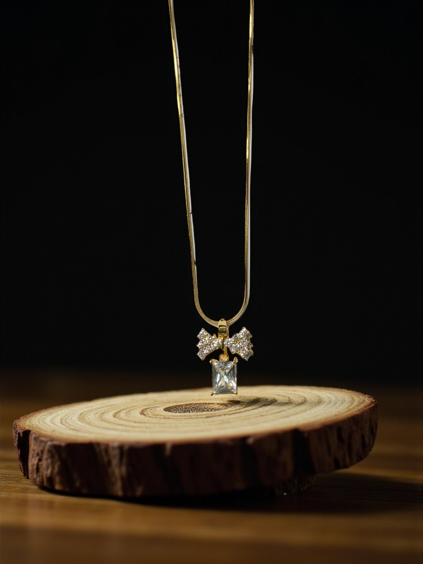 GOLDEN BOW PENDANT NECKLACE