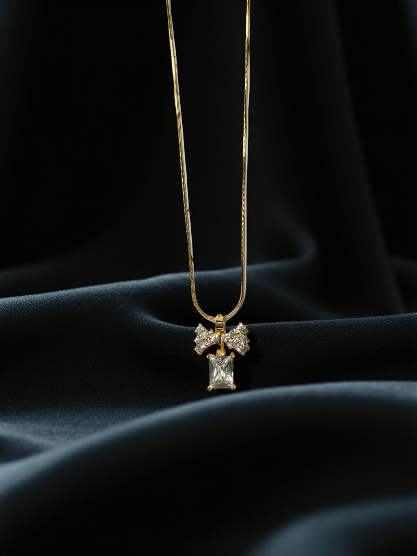 GOLDEN BOW PENDANT NECKLACE