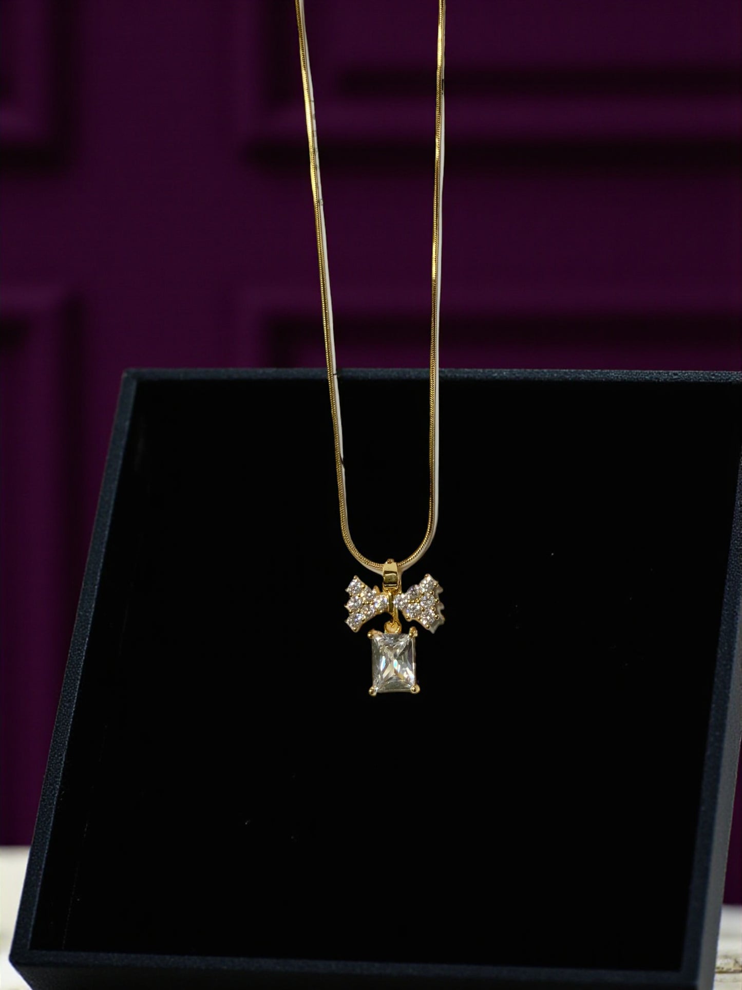 GOLDEN BOW PENDANT NECKLACE