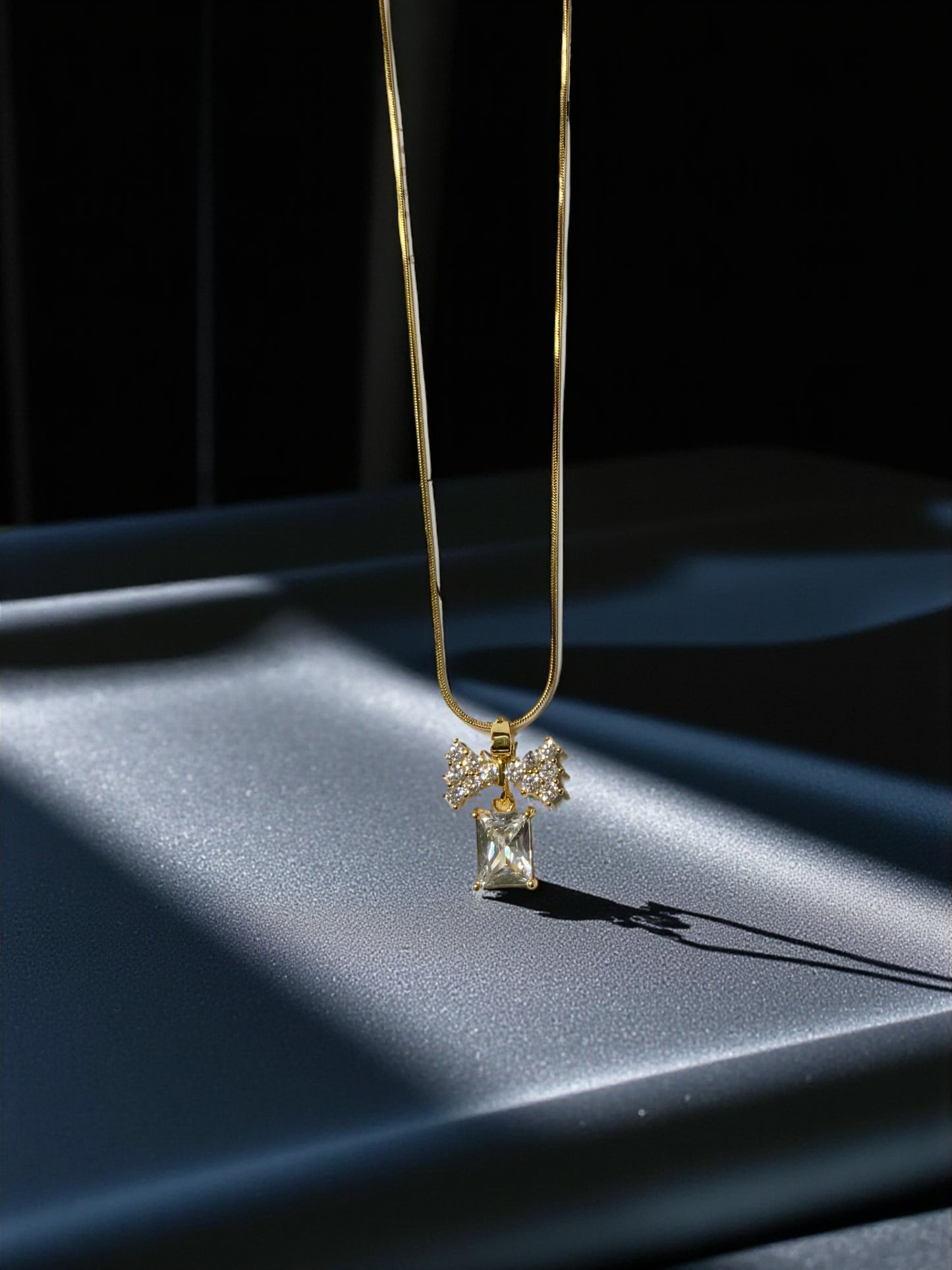 GOLDEN BOW PENDANT NECKLACE