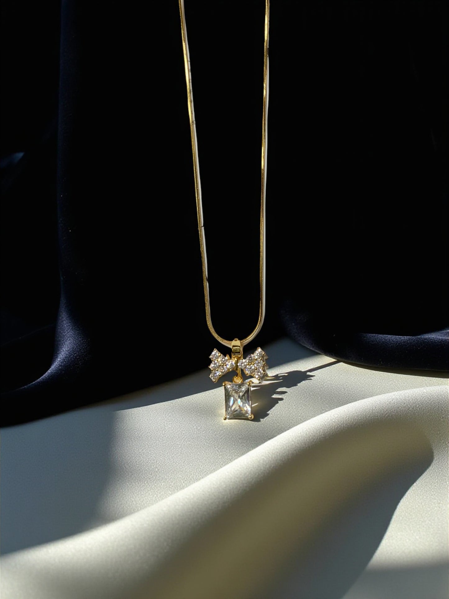 GOLDEN BOW PENDANT NECKLACE
