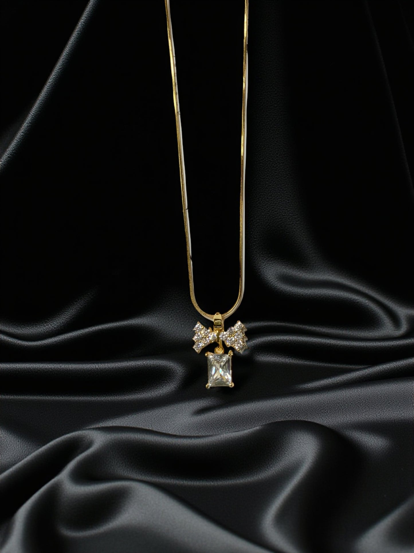 GOLDEN BOW PENDANT NECKLACE