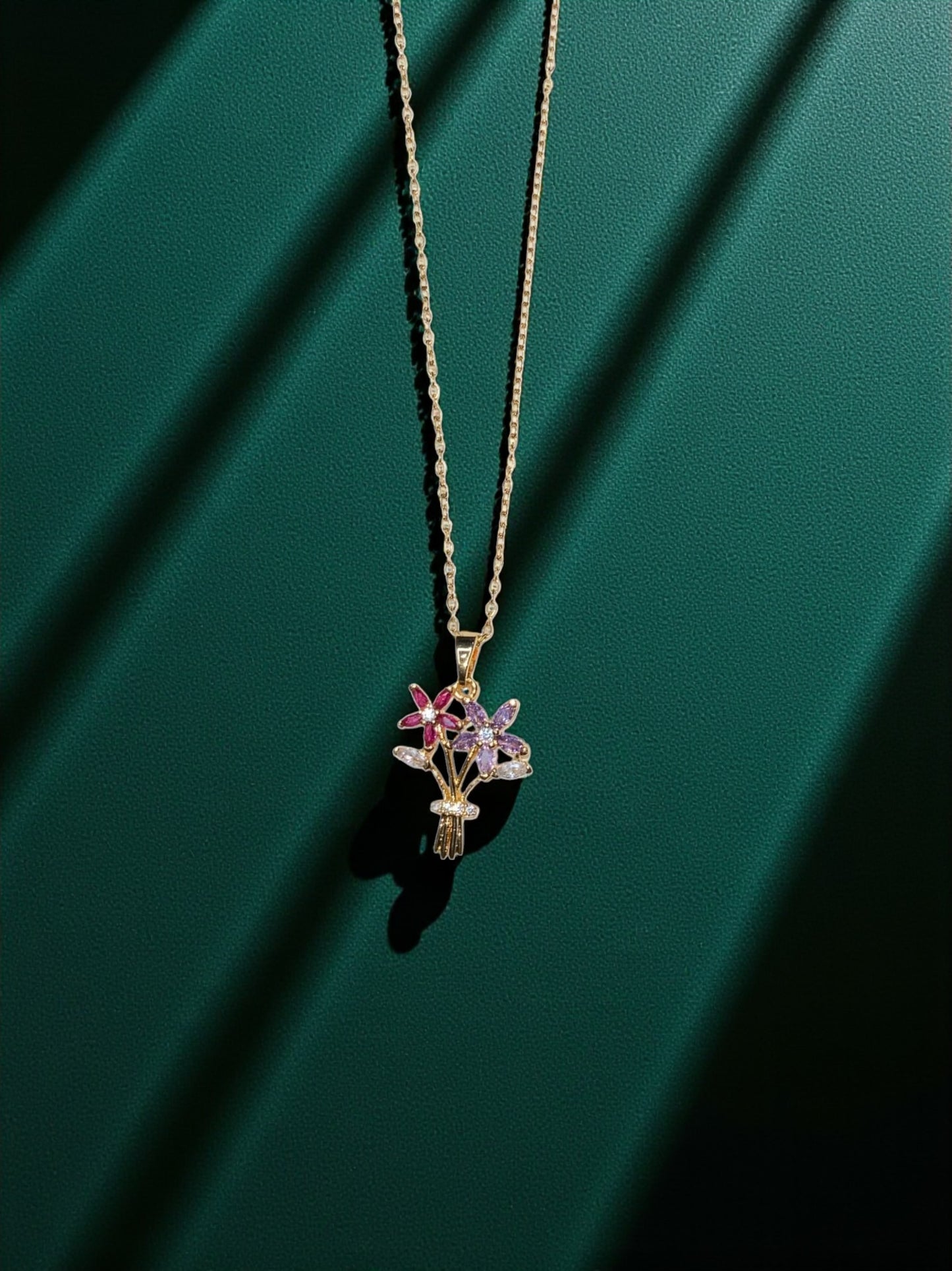 BLOOMING BOUQUET PENDANT NECKLACE