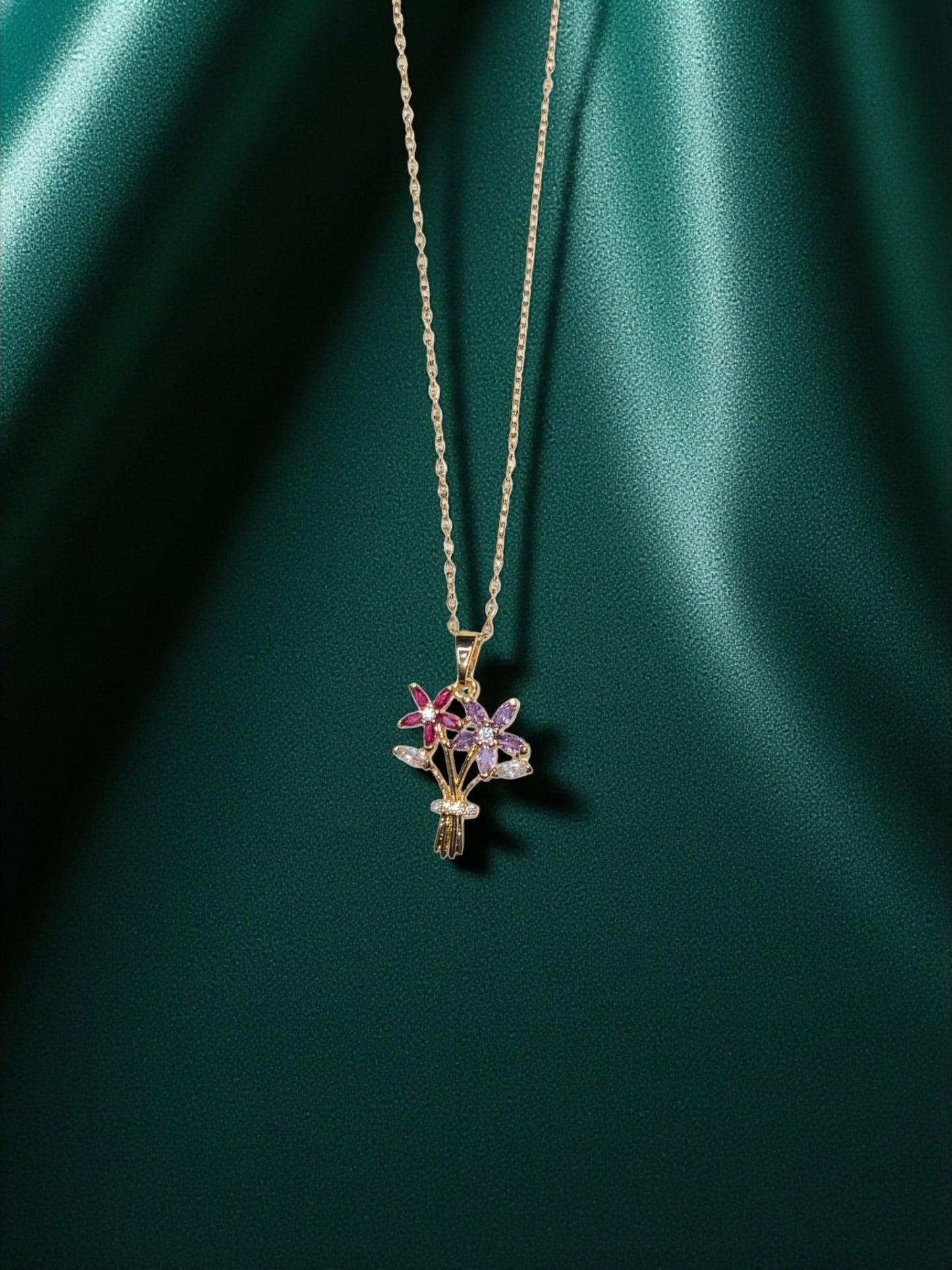 BLOOMING BOUQUET PENDANT NECKLACE