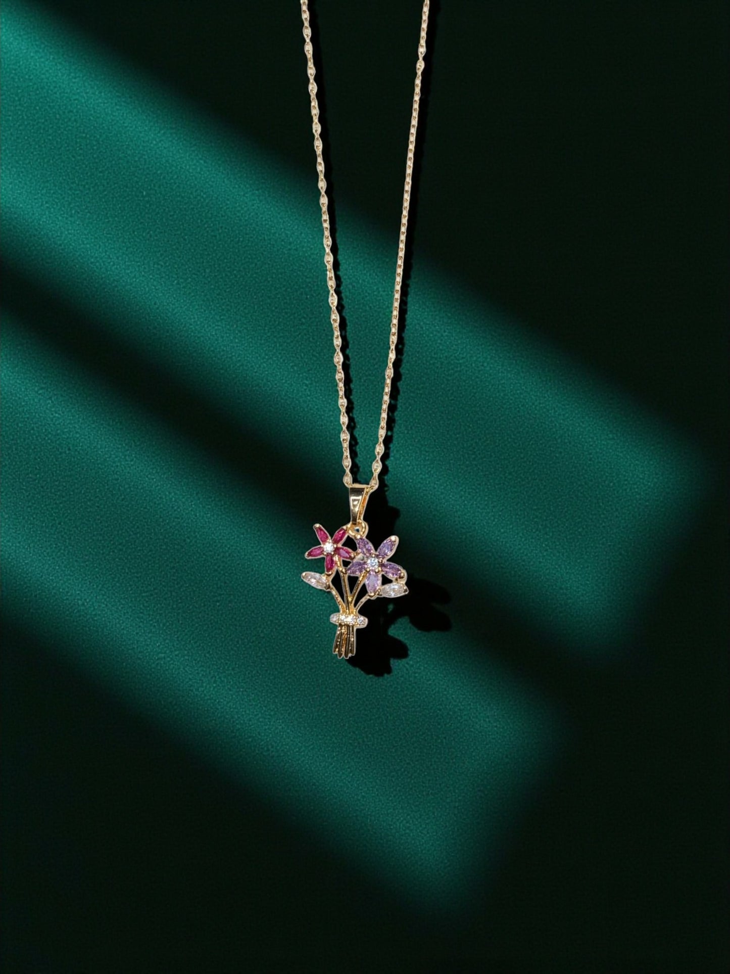 BLOOMING BOUQUET PENDANT NECKLACE