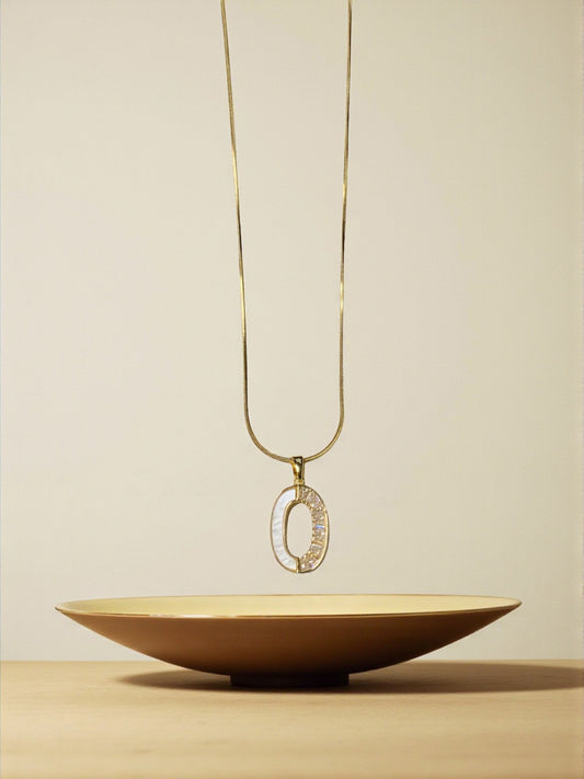 GOLD OVAL PENDANT NECKLACE