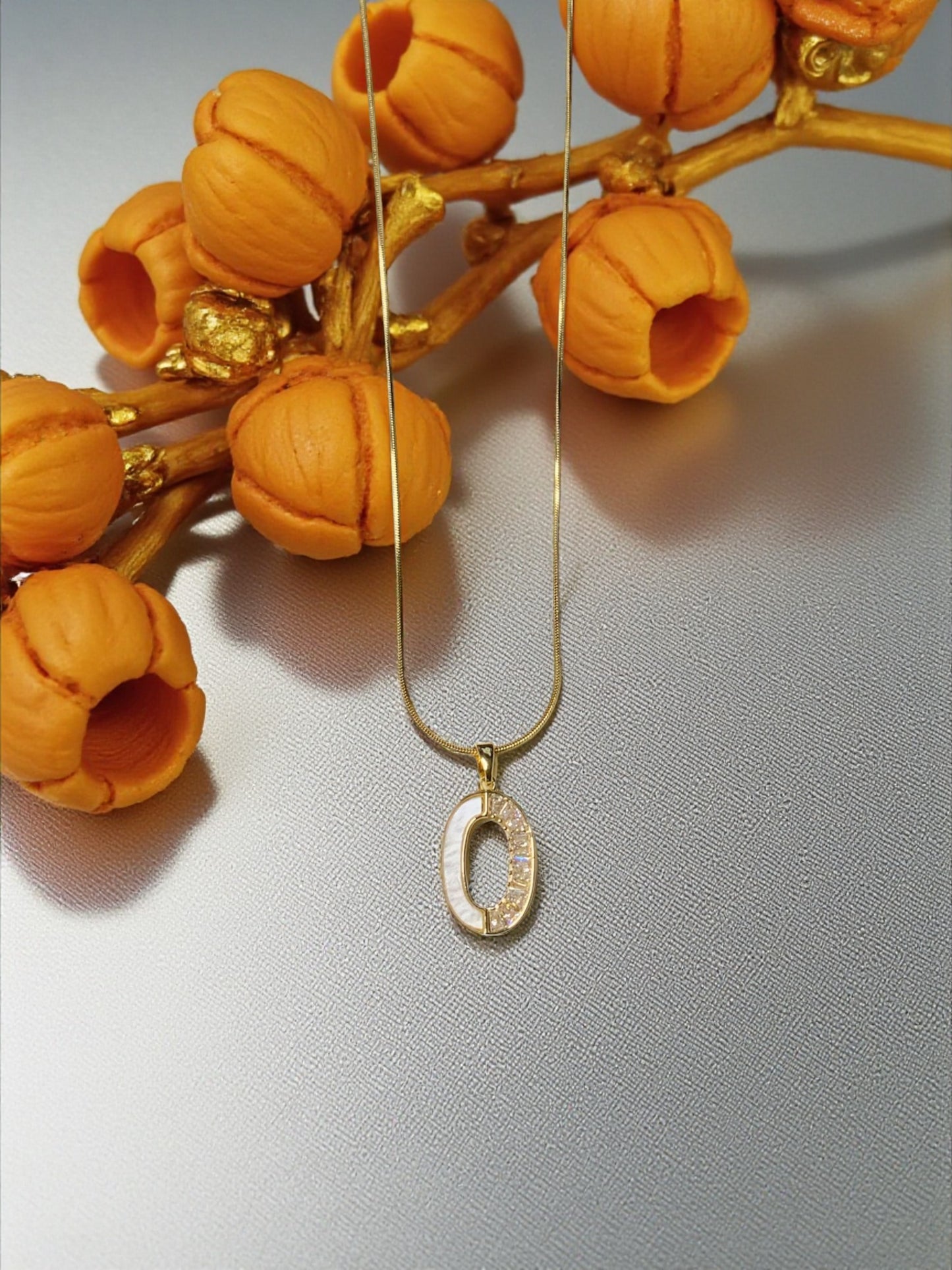 GOLD OVAL PENDANT NECKLACE