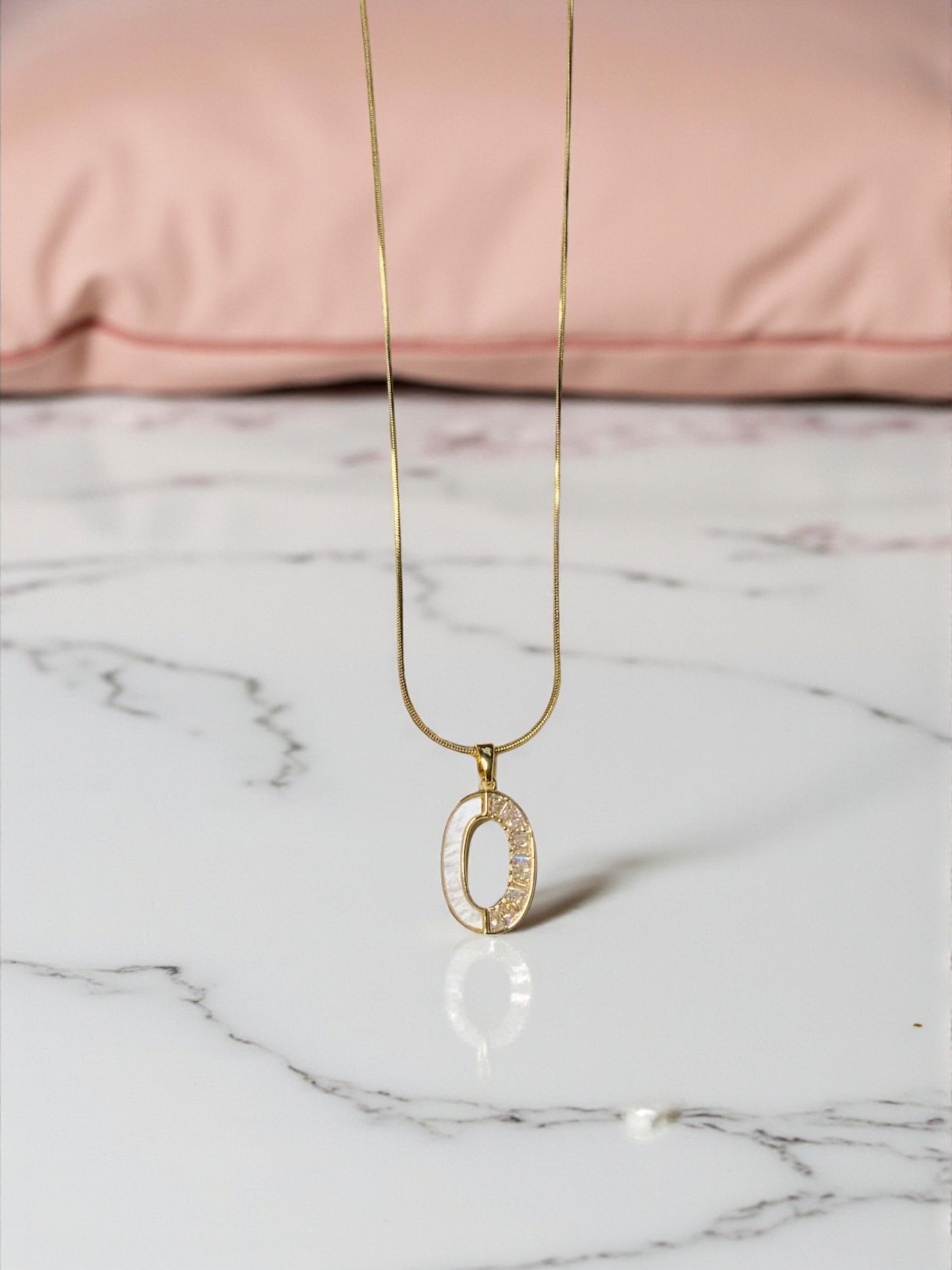 GOLD OVAL PENDANT NECKLACE