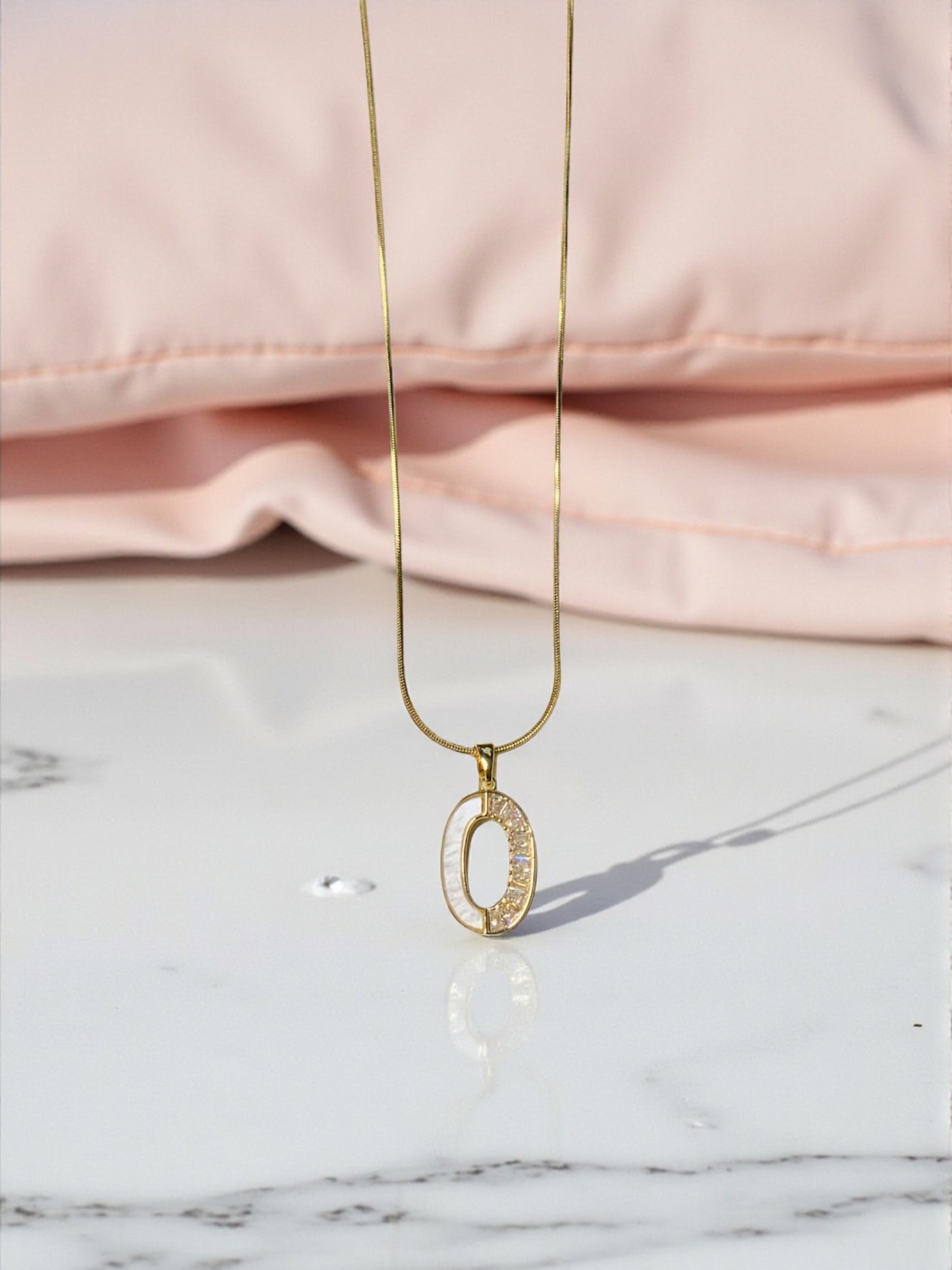GOLD OVAL PENDANT NECKLACE