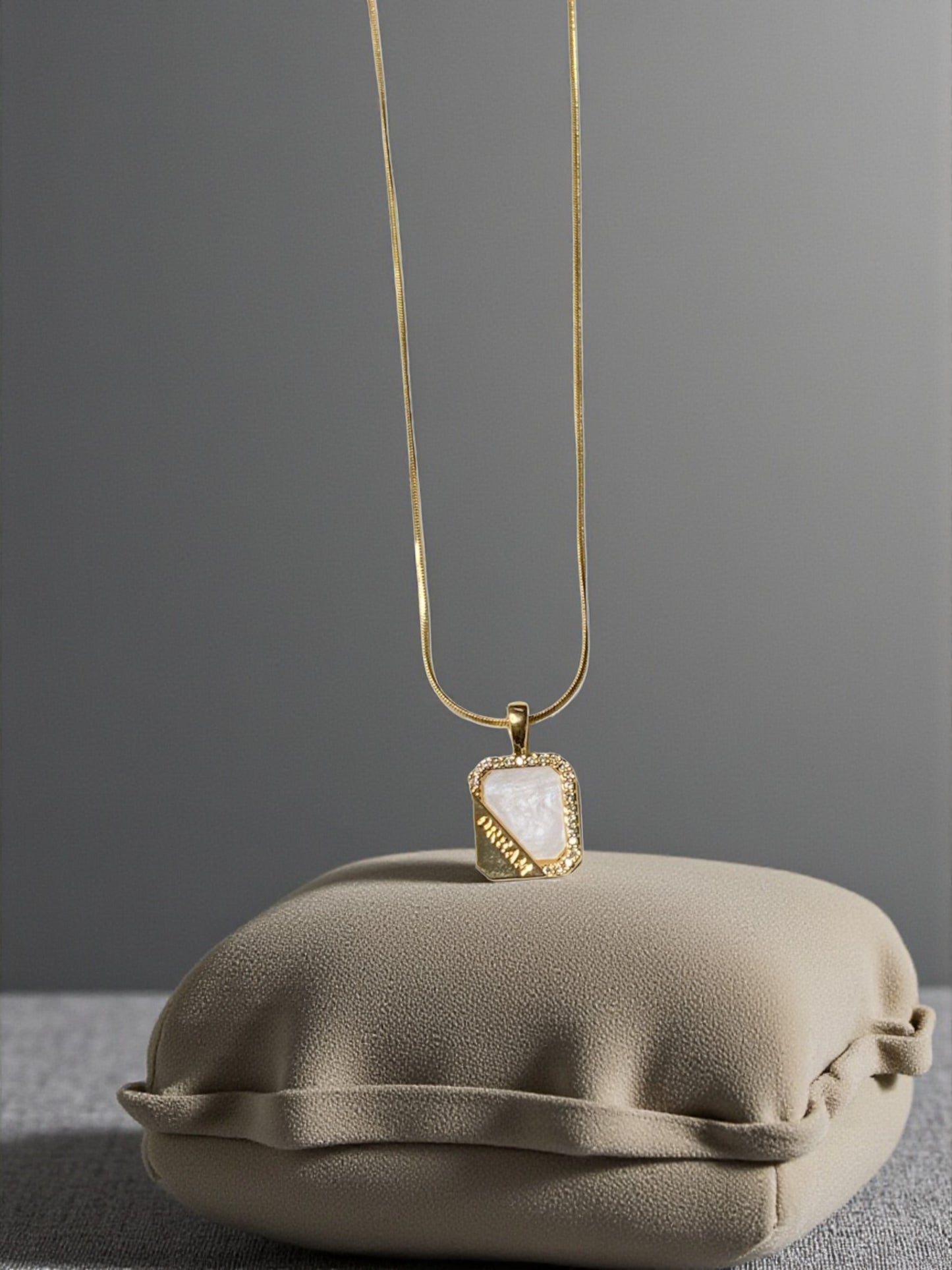 GOLDEN SQUARE PENDANT NECKLACE