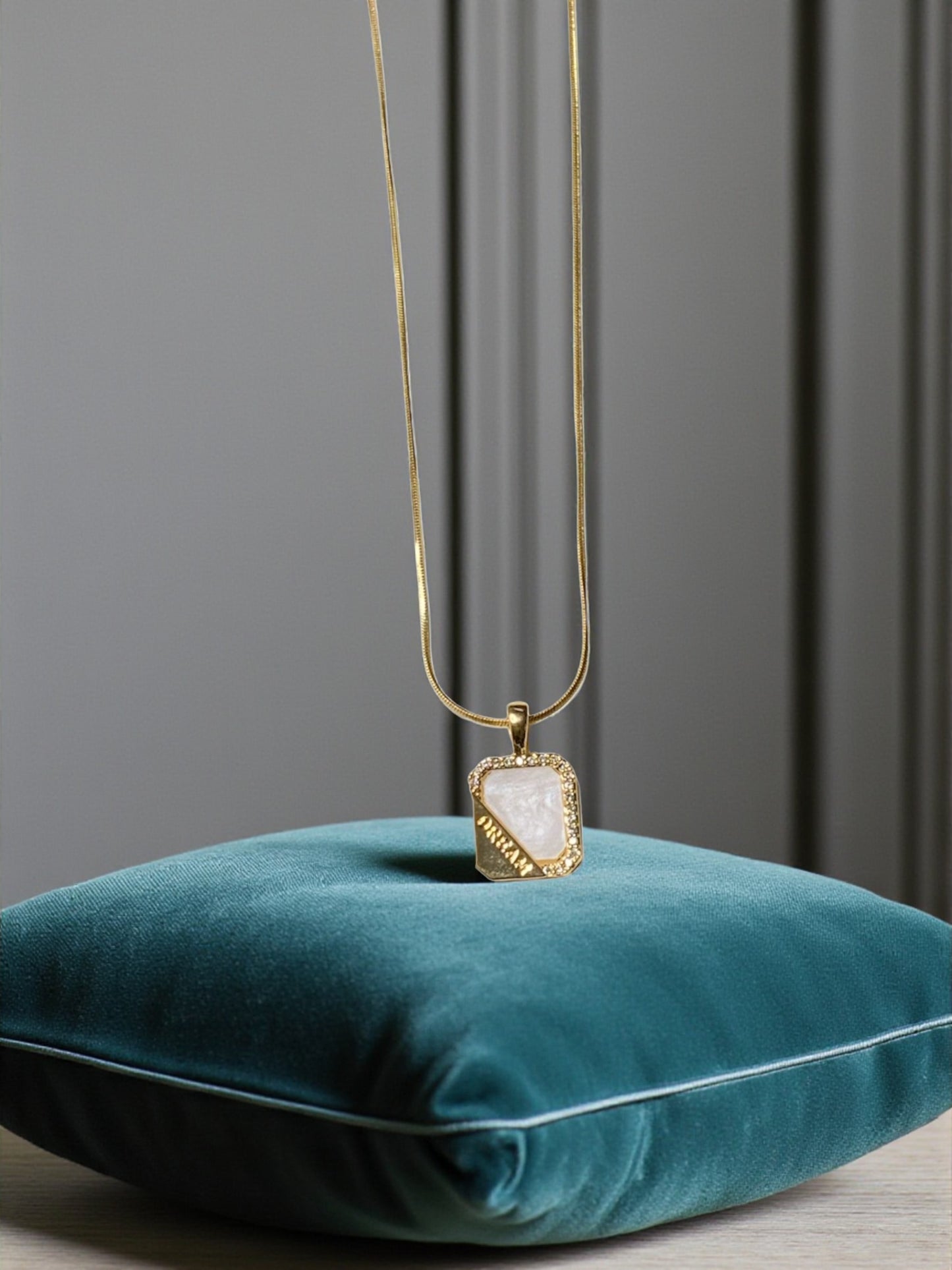 GOLDEN SQUARE PENDANT NECKLACE
