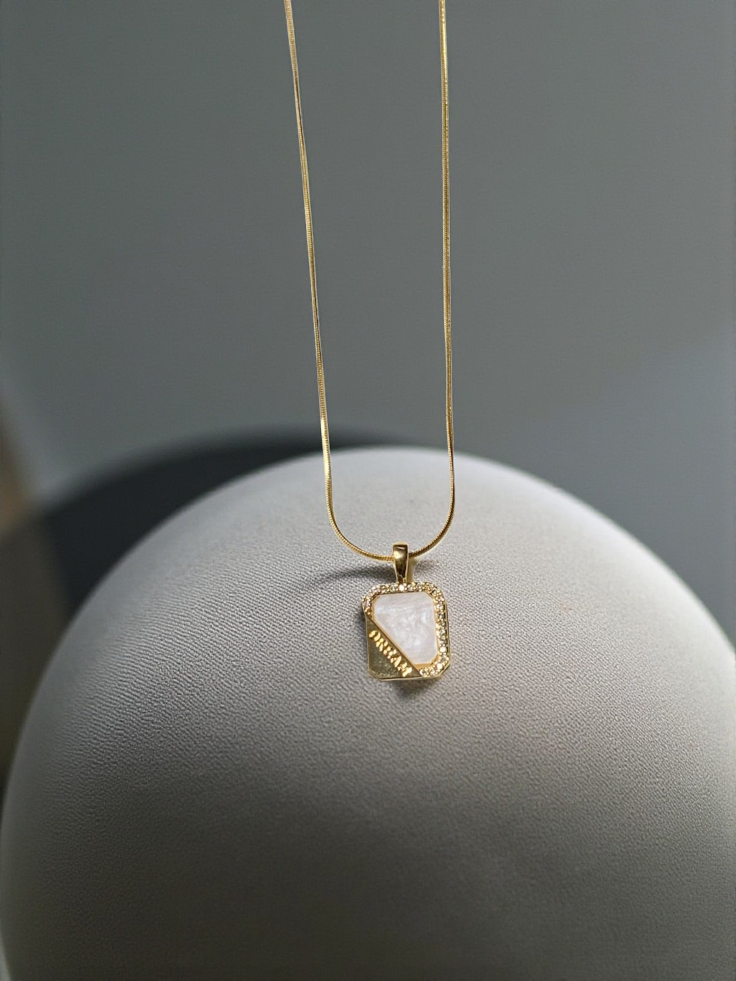 GOLDEN SQUARE PENDANT NECKLACE