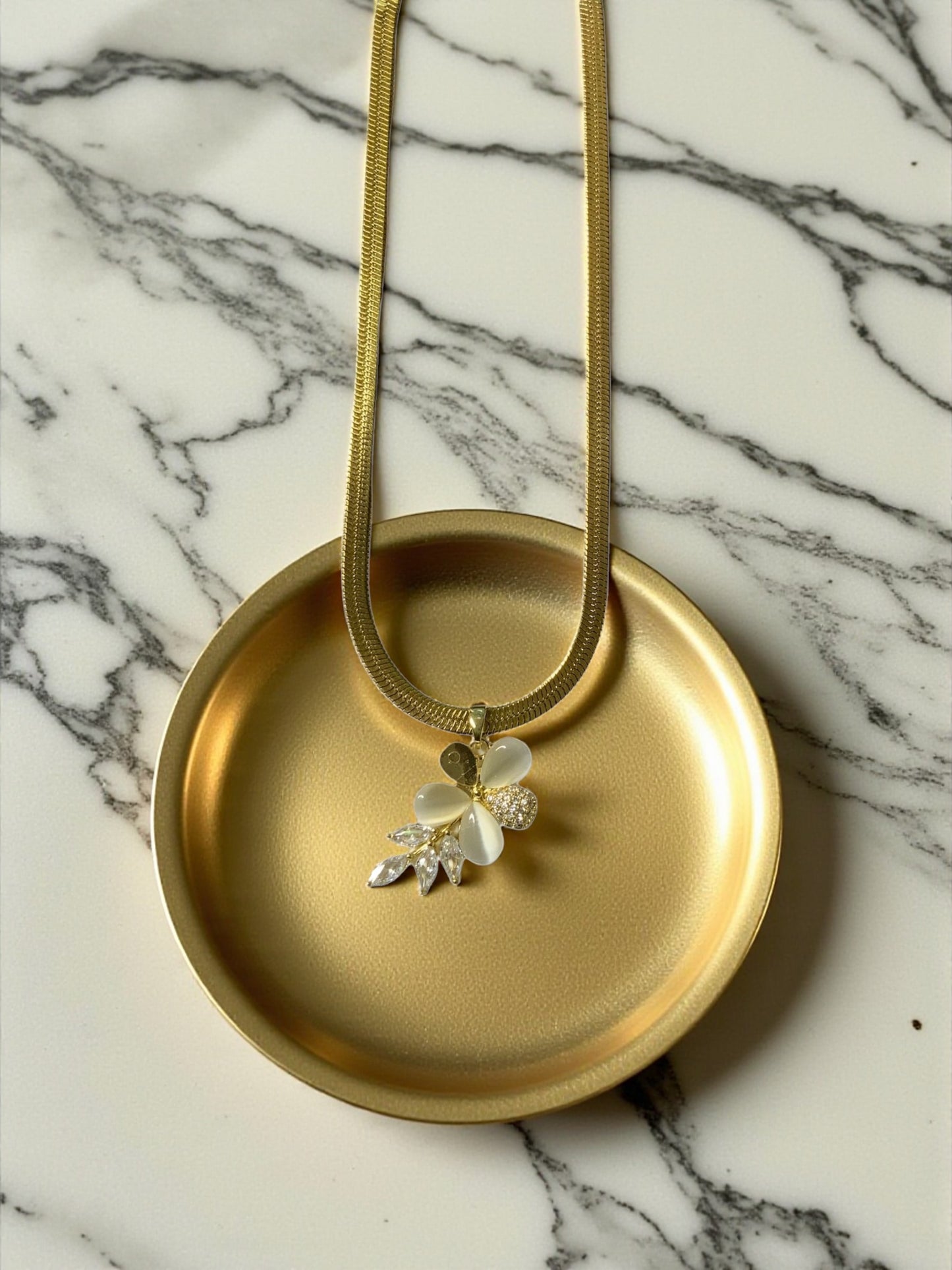 FLORAL PENDANT NECKLACE