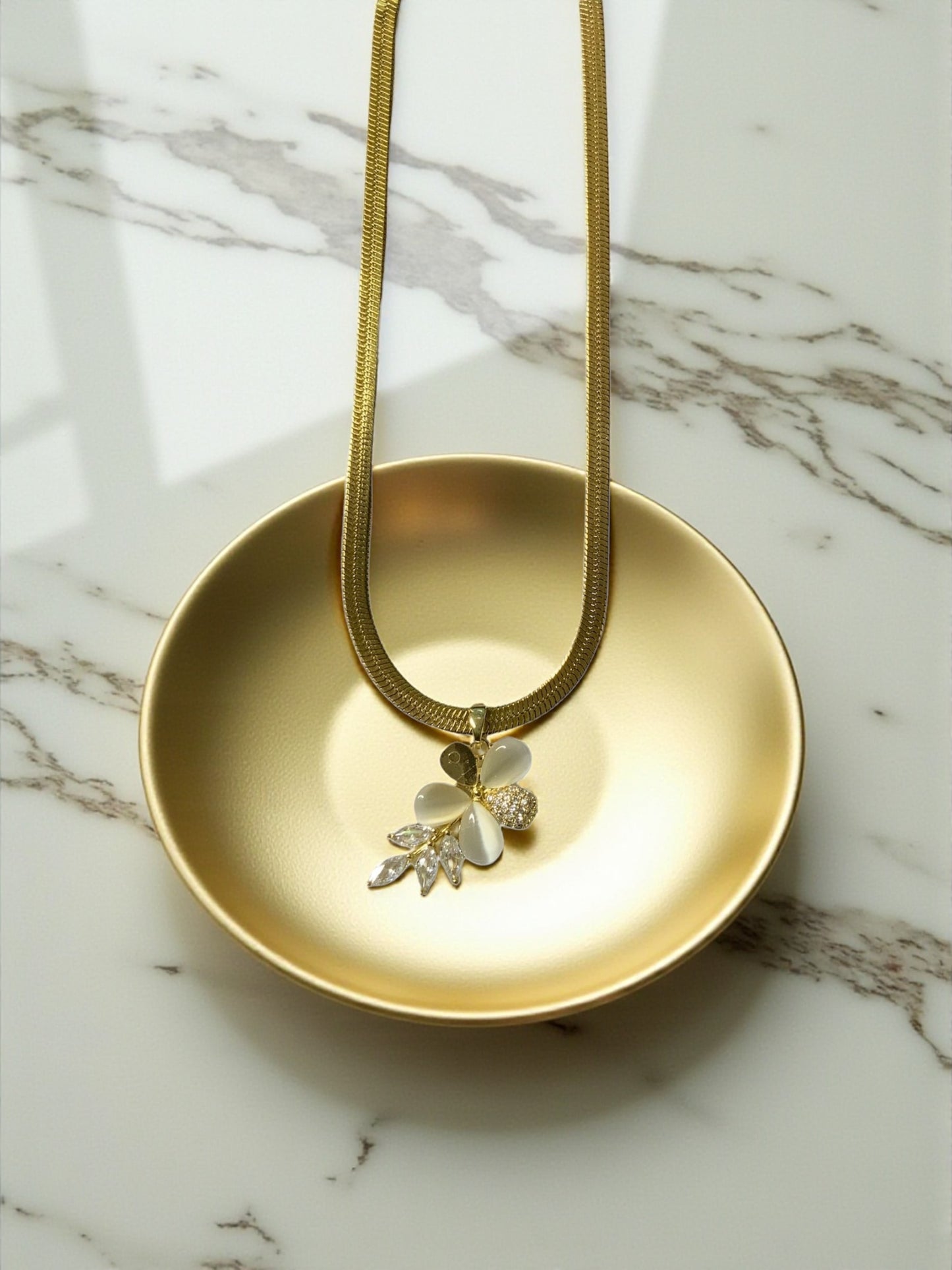 FLORAL PENDANT NECKLACE