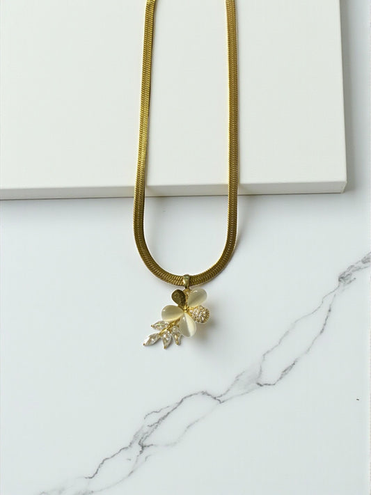 HALSKETTE MIT BLUMENANHÄNGER